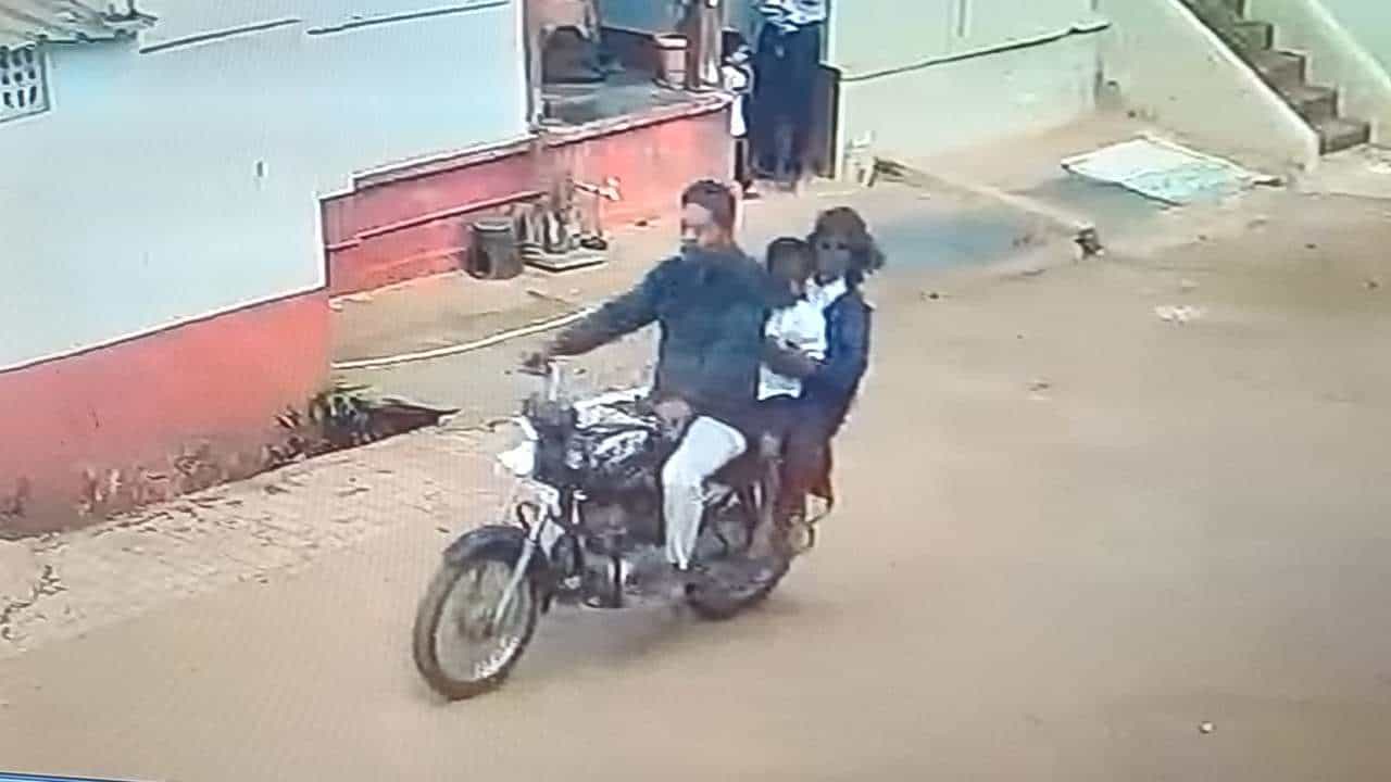 ಧಾರವಾಡದಲ್ಲಿ ಕಿಡ್ನ್ಯಾಪ್ ಆಗಿದ್ದ ಮಕ್ಕಳಿಬ್ಬರು ಪಕ್ಕದ ಜಿಲ್ಲೆಯಲ್ಲಿ ಪತ್ತೆ: ಪರಿಚಿತ ವ್ಯಕ್ತಿಯಿಂದಲೇ ಅಪಹರಣ ಧಾರವಾಡದಲ್ಲಿ ಕಿಡ್ನ್ಯಾಪ್ ಆಗಿದ್ದ ಮಕ್ಕಳಿಬ್ಬರು ಪಕ್ಕದ ಜಿಲ್ಲೆಯಲ್ಲಿ ಪತ್ತೆ: ಪರಿಚಿತ ವ್ಯಕ್ತಿಯಿಂದಲೇ ಅಪಹರಣ
