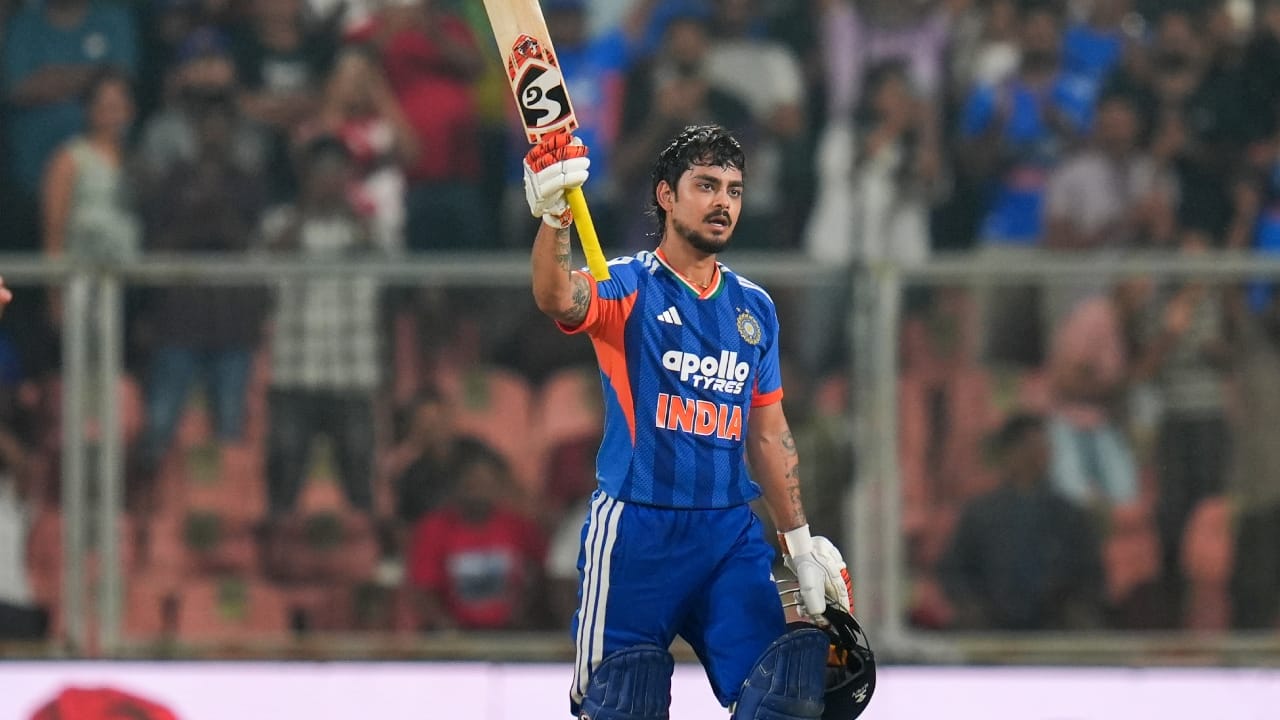 ಸರಣಿಯಲ್ಲಿ ಇಶಾನ್ ಕಿಶನ್ ಅವರ ಪ್ರದರ್ಶನ ಅದ್ಭುತವಾಗಿದೆ. ಅವಕಾಶ ಸಿಕ್ಕಾಗಲೆಲ್ಲ ಆಕ್ರಮಣಕಾರಿಯಾಗಿ ಬ್ಯಾಟಿಂಗ್ ಮಾಡಿರುವ ಕಿಶನ್ ಈ ಪಂದ್ಯದಲ್ಲಿ 43 ಎಸೆತಗಳಲ್ಲಿ 10 ಸಿಕ್ಸರ್‌ಗಳು ಸೇರಿದಂತೆ 103 ರನ್ ಗಳಿಸಿದರು. ಹೀಗಾಗಿ ಅದ್ಭುತ ಫಾರ್ಮ್​ನಲ್ಲಿರುವ ಕಿಶನ್​ಗೆ ಬರುವ ವಿಶ್ವಕಪ್​ನಲ್ಲಿ ವಿಕೆಟ್‌ಕೀಪರ್ ಬ್ಯಾಟರ್​ ಆಗಿ ಆಡುವ ಅವಕಾಶ ಸಿಗುವ ಮುನ್ಸೂಚನೆ ಈ ಪಂದ್ಯದಲ್ಲೇ ಸಿಕ್ಕಿದೆ.