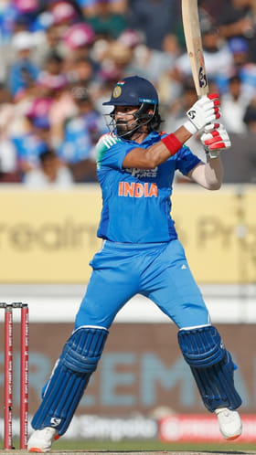 ಸಿಕ್ಸರ್ ಸಿಡಿಸಿ ಶತಕ ಪೂರೈಸಿದ ರಾಹುಲ್