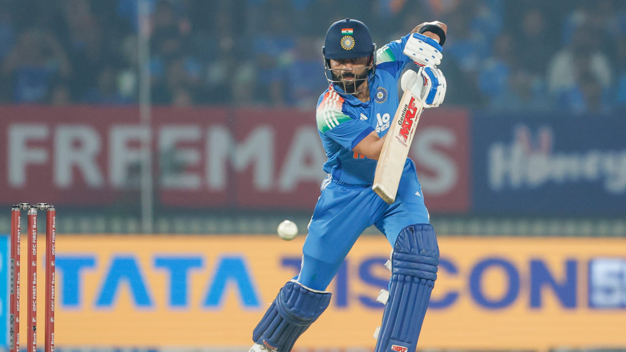 ಆ ಬಳಿಕ ತಮ್ಮ ಖಾತೆಗೆ 42 ರನ್ಗಳ ಸೇರಿದ ಬೆನ್ನಲ್ಲೇ ಅತಿ ಹೆಚ್ಚು ಅಂತರರಾಷ್ಟ್ರೀಯ ರನ್ ಕಲೆಹಾಕಿದ ಆಟಗಾರರ ಪಟ್ಟಿಯಲ್ಲಿ ಶ್ರೀಲಂಕಾದ ಮಾಜಿ ನಾಯಕ ಕುಮಾರ ಸಂಗಕ್ಕಾರ ಅವರನ್ನು ಹಿಂದಿಕ್ಕಿ ಎರಡನೇ ಸ್ಥಾನಕ್ಕೇರಿದರು. ಇದು ಮಾತ್ರವಲ್ಲದೆ ಕೊಹ್ಲಿ 44 ಎಸೆತಗಳಲ್ಲಿ ತಮ್ಮ ಏಕದಿನ ವೃತ್ತಿಜೀವನದ 77ನೇ ಅರ್ಧಶತಕವನ್ನು ಪೂರೈಸಿದರು.