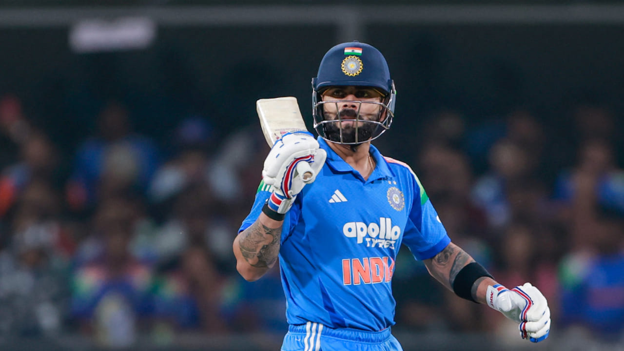 ವಾಸ್ತವವಾಗಿ ಕಳೆದ ವಾರದ ಐಸಿಸಿ ಏಕದಿನ ಬ್ಯಾಟ್ಸ್‌ಮನ್​ಗಳ ರ್ಯಾಂಕಿಂಗ್​ನಲ್ಲಿ ವಿರಾಟ್ ಕೊಹ್ಲಿ ವರ್ಷಗಳ ಬಳಿಕ ಅಗ್ರಸ್ಥಾನಕ್ಕೇರಿದ್ದರು. ಆದರೆ ಈ ವಾರದ ರ್ಯಾಂಕಿಂಗ್ ಪಟ್ಟಿಯಲ್ಲಿ ವಿರಾಟ್ ಕೊಹ್ಲಿಗೆ ಆಘಾತ ಎದುರಾಗಿದೆ. ಸರಣಿಯಲ್ಲಿ ಕೊಹ್ಲಿ ಉತ್ತಮ ಪ್ರದರ್ಶನ ನೀಡಿದ ಹೊರತಾಗಿಯೂ ಕೊಹ್ಲಿ ಇದೀಗ ನಂಬರ್ 1 ಸ್ಥಾನವನ್ನು ಕಳೆದುಕೊಂಡಿದ್ದು, ಎರಡನೇ ಸ್ಥಾನಕ್ಕೆ ಕುಸಿದಿದ್ದಾರೆ.