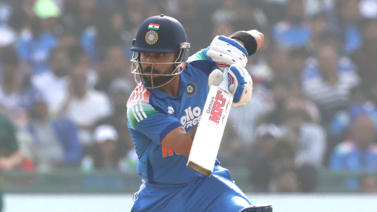 ಇದೀಗ ನ್ಯೂಜಿಲೆಂಡ್ ವಿರುದ್ಧದ ಏಕದಿನ ಸರಣಿಯಲ್ಲೂ ಅದೇ ಫಾರ್ಮ್ ಮುಂದುವರೆಸುವ ಇರಾದೆಯಲ್ಲಿ ಕೊಹ್ಲಿ ಇದ್ದಾರೆ. ಒಂದು ವೇಳೆ ವಿರಾಟ್ ಕೊಹ್ಲಿ ಕಿವೀಸ್ ವಿರುದ್ಧದ ಮೊದಲ ಏಕದಿನ ಪಂದ್ಯದಲ್ಲಿ ಶತಕ ಸಿಡಿಸಿದರೆ, ಮತ್ತೊಂದು ದಾಖಲೆಯನ್ನು ತಮ್ಮ ಖಾತೆಗೆ ಹಾಕಿಕೊಳ್ಳಲಿದ್ದಾರೆ. ವಾಸ್ತವವಾಗಿ ಕಿವೀಸ್ ವಿರುದ್ಧ ಅತ್ಯಧಿಕ ಏಕದಿನ ಶತಕ ಸಿಡಿಸಿದವರ ಪಟ್ಟಿಯಲ್ಲಿ ಕೊಹ್ಲಿ ಅಗ್ರಸ್ಥಾನಕ್ಕೇರಲಿದ್ದಾರೆ.