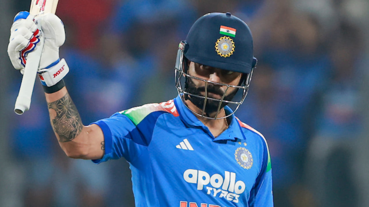 ಟೀಂ ಇಂಡಿಯಾ ನ್ಯೂಜಿಲೆಂಡ್ ವಿರುದ್ಧದ ಮೂರು ಪಂದ್ಯಗಳ ಏಕದಿನ ಸರಣಿಯನ್ನು 1-2 ಅಂತರದಿಂದ ಕಳೆದುಕೊಂಡಿದೆ. ತಂಡದ ಸರಣಿ ಸೋಲಿಗೆ ಪ್ರಮುಖ ಆಟಗಾರರ ಕಳಪೆ ಪ್ರದರ್ಶನವೇ ಕಾರಣವಾಗಿತ್ತು. ಆದಾಗ್ಯೂ ಈ ಸರಣಿಯಲ್ಲಿ ಕಿಂಗ್ ಕೊಹ್ಲಿಯ ಪ್ರದರ್ಶನ ಅಮೋಘವಾಗಿತ್ತು. ಹೀಗಾಗಿ ಸರಣಿಯ ನಡುವೆ ಅವರಿಗೆ ಐಸಿಸಿ ಕಡೆಯಿಂದ ನಂಬರ್ 1 ಸ್ಥಾನದ ಬಹುಮಾನವೂ ಸಿಕ್ಕಿತ್ತು.