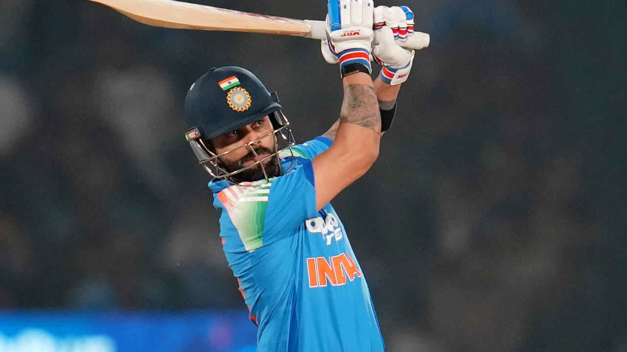 ವಿರಾಟ್ ಕೊಹ್ಲಿ 4 ವರ್ಷ 9 ತಿಂಗಳ ನಂತರ ಮತ್ತೊಮ್ಮೆ ಏಕದಿನ ಕ್ರಿಕೆಟ್ನಲ್ಲಿ ನಂಬರ್ ಒನ್ ಬ್ಯಾಟ್ಸ್ಮನ್ ಆಗಿದ್ದಾರೆ. ಅಂದರೆ 1736 ದಿನಗಳ ದೀರ್ಘ ಕಾಯುವಿಕೆಯ ನಂತರ ಏಕದಿನ ಶ್ರೇಯಾಂಕದಲ್ಲಿ ಕೊಹ್ಲಿ ಅಗ್ರಸ್ಥಾನವನ್ನು ಅಲಂಕರಿಸಿದ್ದಾರೆ. ಇದಕ್ಕೂ ಮೊದಲು, ವಿರಾಟ್ ಕೊಹ್ಲಿ ಏಪ್ರಿಲ್ 13, 2021 ರವರೆಗೆ ಏಕದಿನ ಶ್ರೇಯಾಂಕದಲ್ಲಿ ನಂಬರ್ ಒನ್ ಸ್ಥಾನವನ್ನು ಅಲಂಕರಿಸಿದ್ದರು.