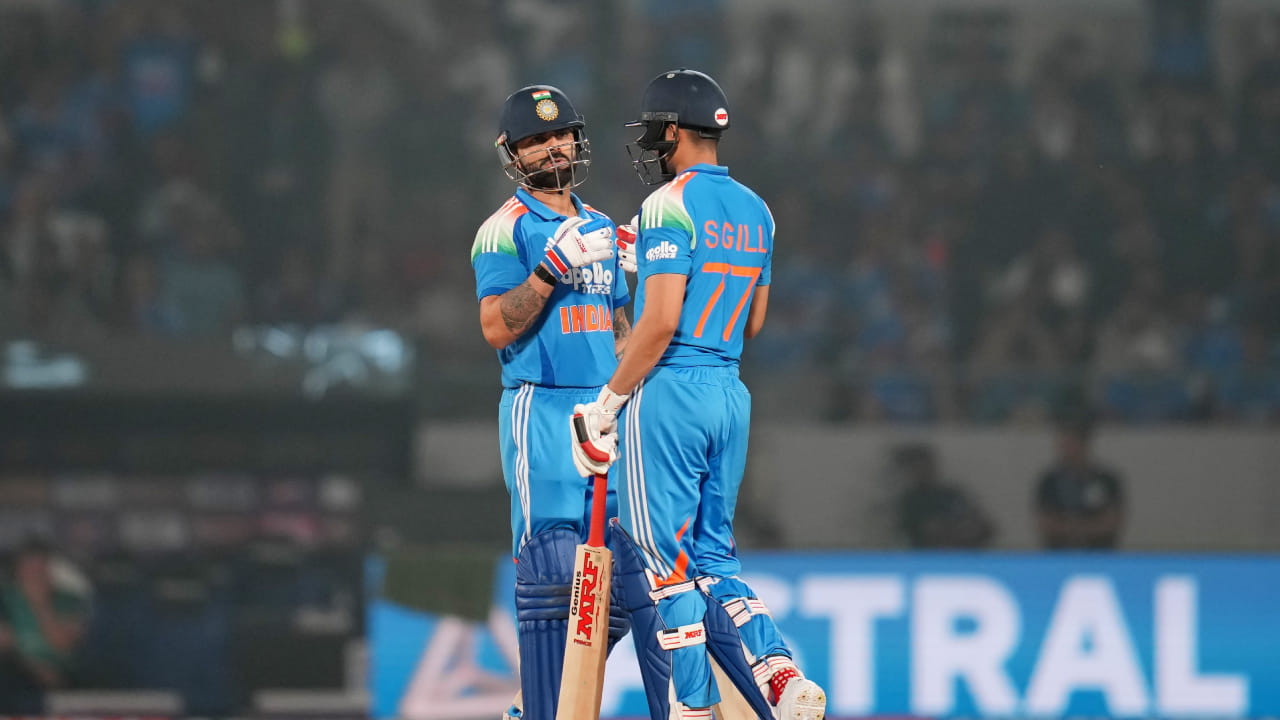 ರೋಹಿತ್ ವಿಕೆಟ್ ಪತನದ ಬಳಿಕ ಮೈದಾನಕ್ಕೆ ಕಾಲಿಟ್ಟ ಕೊಹ್ಲಿ ಬೌಂಡರಿಯೊಂದಿಗೆ ತಮ್ಮ ಖಾತೆ ತೆರೆದರು. ಆ ಬಳಿಕ ಹೊಡಿಬಡಿ ಆಟದೊಂದಿಗೆ ತಂಡದ ಸ್ಕೋರ್ ಬೋರ್ಡ್ ವೇಗ ಹೆಚ್ಚಿಸಿದ ಕೊಹ್ಲಿ 25 ರನ್ ಕಲೆಹಾಕುವ ಮೂಲಕ ಅಂತರರಾಷ್ಟ್ರೀಯ ಕ್ರಿಕೆಟ್ನಲ್ಲಿ 28 ಸಾವಿರ ರನ್ಗಳ ಗಡಿ ಕೂಡ ದಾಟಿದರು.