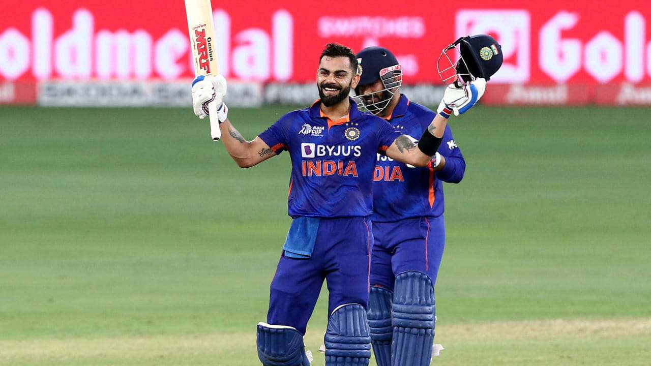 ಟೀಂ ಇಂಡಿಯಾ ಮಾಜಿ ನಾಯಕ ವಿರಾಟ್ ಕೊಹ್ಲಿ ಟಿ20ಕ್ರಿಕೆಟ್​ನಲ್ಲಿ ಒಂಬತ್ತು ಶತಕಗಳನ್ನು ಬಾರಿಸಿದ್ದು ಇದೀಗ ನಾಲ್ಕನೇ ಸ್ಥಾನವನ್ನು ಪಡೆದುಕೊಂಡಿದ್ದಾರೆ. ಉಳಿದಂತೆ ವಿಂಡೀಸ್ ದಿಗ್ಗಜ ಕ್ರಿಸ್ ಗೇಲ್ 22 ಶತಕಗಳೊಂದಿಗೆ ಪಟ್ಟಿಯಲ್ಲಿ ಅಗ್ರಸ್ಥಾನದಲ್ಲಿದ್ದರೆ, ಪಾಕ್ ಮಾಜಿ ನಾಯಕ ಬಾಬರ್ ಆಝಂ 11 ಶತಕಗಳೊಂದಿಗೆ ಪಟ್ಟಿಯಲ್ಲಿ ಎರಡನೇ ಸ್ಥಾನದಲ್ಲಿದ್ದಾರೆ.