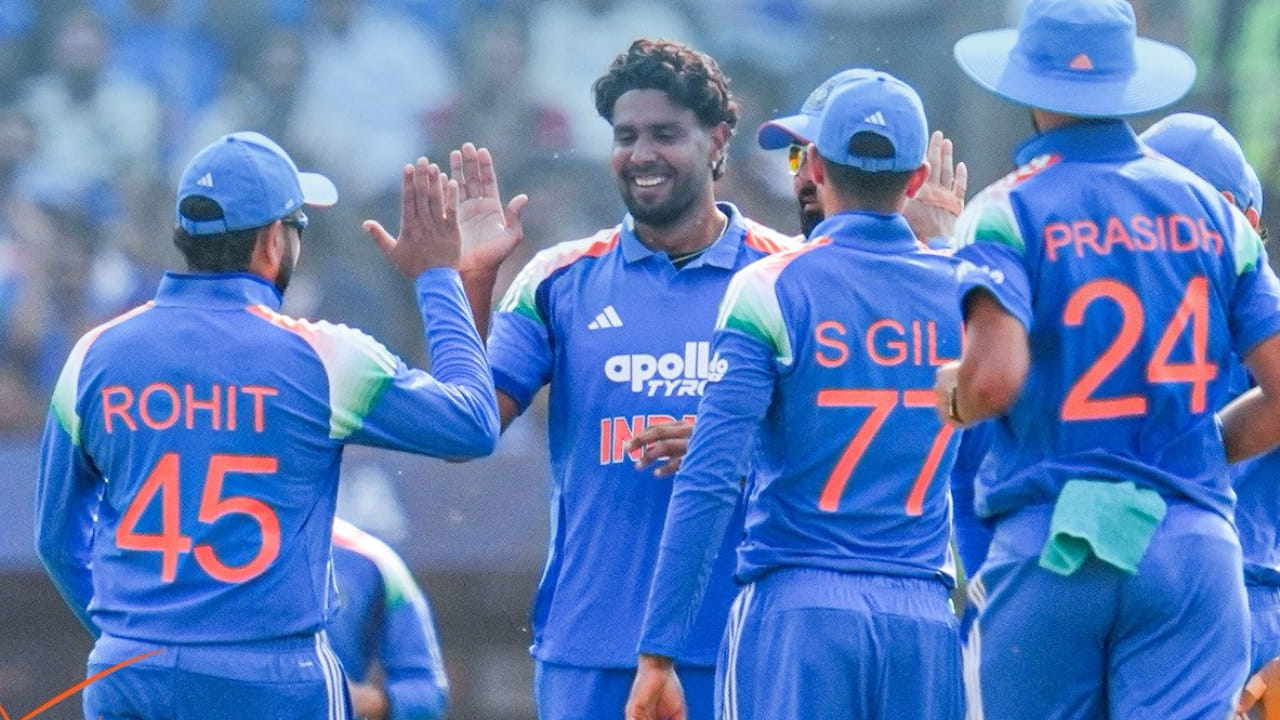 ಐಸಿಸಿ ಏಕದಿನ ಶ್ರೇಯಾಂಕದಲ್ಲಿ ವಿರಾಟ್ ಕೊಹ್ಲಿ ನಂಬರ್ 1 ಸ್ಥಾನವನ್ನು ಕಳೆದುಕೊಂಡಿರುವುದು ಅವರ ಅಭಿಮಾನಿಗಳಿಗೆ ನೋವುಂಟು ಮಾಡಿರುವುದಂತೂ ಖಚಿತ. ಆದರೆ ಮುಖ್ಯವಾದ ವಿಷಯವೆಂದರೆ ಹೊಸ ಶ್ರೇಯಾಂಕದಲ್ಲಿ ಅಗ್ರ ಐದು ಬ್ಯಾಟ್ಸ್‌ಮನ್‌ಗಳಲ್ಲಿ ಮೂವರು ಭಾರತೀಯರು ಸೇರಿದ್ದಾರೆ. ವಿರಾಟ್ ಕೊಹ್ಲಿ ಪ್ರಸ್ತುತ 2 ನೇ ಸ್ಥಾನದಲ್ಲಿದ್ದರೆ, ರೋಹಿತ್ ಶರ್ಮಾ 4 ನೇ ಸ್ಥಾನ ಮತ್ತು ಶುಭ್‌ಮನ್ ಗಿಲ್ 5 ನೇ ಸ್ಥಾನದಲ್ಲಿದ್ದಾರೆ.