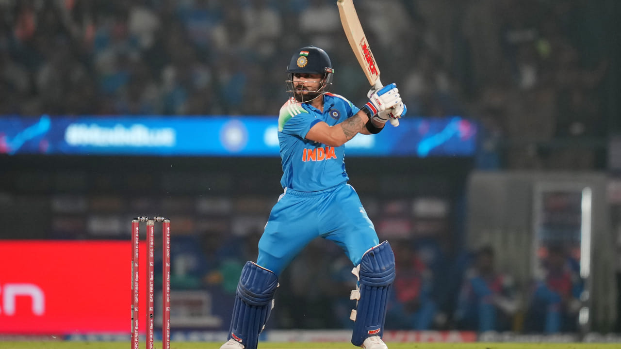 ಅರ್ಧಶತಕದ ಬಳಿಕ ತಮ್ಮ ಬ್ಯಾಟಿಂಗ್ ಗೇರ್ ಬದಲಿಸಿದ ಕೊಹ್ಲಿ ಶತಕದತ್ತ ಸಾಗುತ್ತಿದ್ದರು. ಇದರೊಂದಿಗೆ ಶ್ರೇಯಸ್ ಜೊತೆಗೂಡಿ ತಂಡವನ್ನು ಸಹ 200 ರನ್ಗಳ ಗಡಿ ದಾಟಿಸಿದರು. ಆದರೆ 93 ರನ್ ಬಾರಿಸಿ ಶತಕದತ್ತ ಸಾಗುತ್ತಿದ್ದ ಕೊಹ್ಲಿ ಜೇಮಿಸನ್ ಬೌಲಿಂಗ್ನಲ್ಲಿ ಬೌಂಡರಿ ಬಾರಿಸಲು ಯತ್ನಿಸಿ ಬ್ರೇಸ್ವೆಲ್ಗೆ ಕ್ಯಾಚ್ ನೀಡಿ ವಿಕೆಟ್ ಒಪ್ಪಿಸಿದರು.