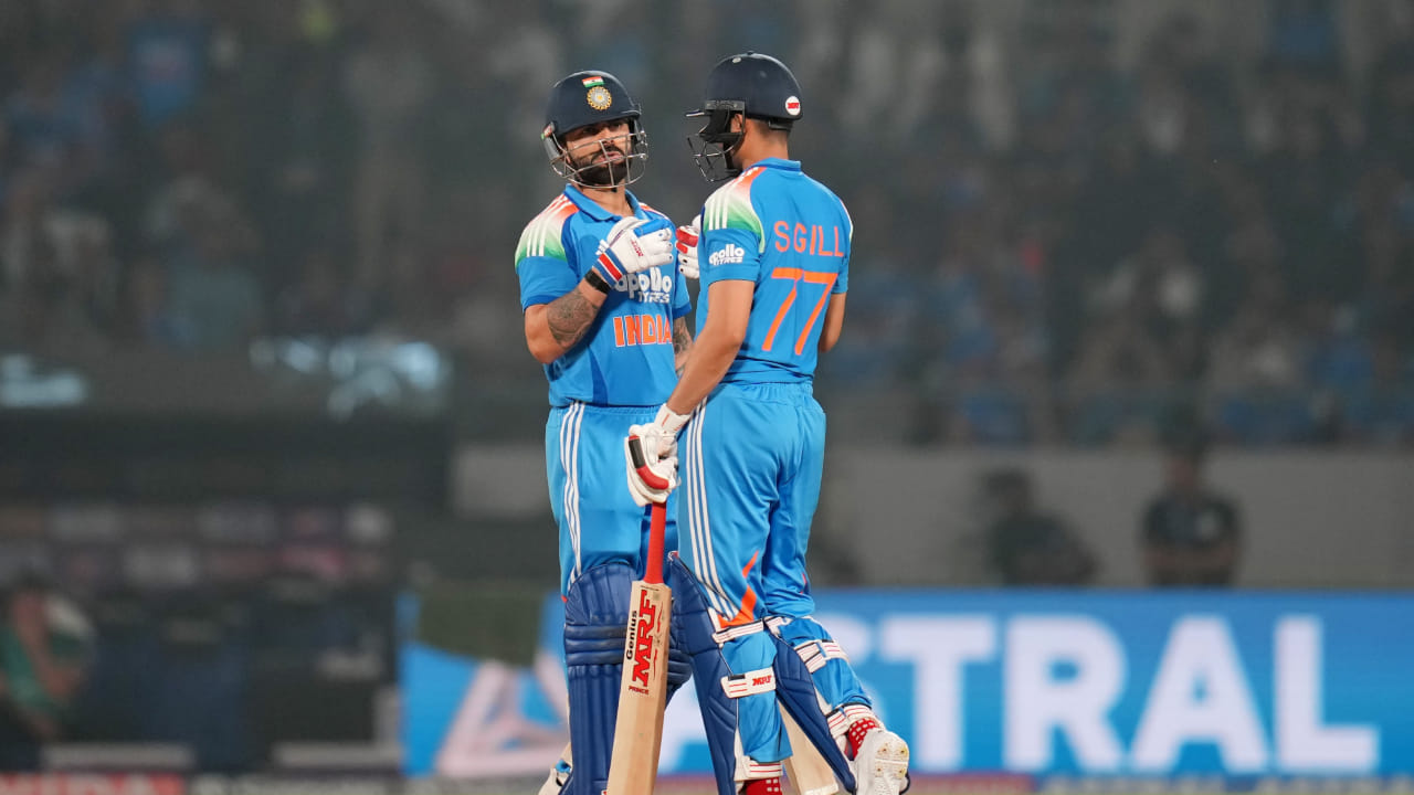 ಐಸಿಸಿ ಏಕದಿನ ಶ್ರೇಯಾಂಕದಲ್ಲಿ ವಿರಾಟ್ ಕೊಹ್ಲಿ 785 ರೇಟಿಂಗ್ ಅಂಕಗಳೊಂದಿಗೆ ಮೊದಲ ಸ್ಥಾನದಲ್ಲಿದ್ದರೆ, ನ್ಯೂಜಿಲೆಂಡ್ ಬ್ಯಾಟ್ಸ್ಮನ್ ಡ್ಯಾರಿಲ್ ಮಿಚೆಲ್ 784 ರೇಟಿಂಗ್ ಅಂಕಗಳೊಂದಿಗೆ ಎರಡನೇ ಸ್ಥಾನವನ್ನು ಅಲಂಕರಿಸಿದ್ದಾರೆ. ಇತ್ತ ರೋಹಿತ್ ಶರ್ಮಾ 775 ರೇಟಿಂಗ್ ಅಂಕಗಳೊಂದಿಗೆ ಮೂರನೇ ಸ್ಥಾನಕ್ಕೆ ಕುಸಿದಿದ್ದಾರೆ. ಶುಭಮನ್ ಗಿಲ್ ಐದನೇ ಸ್ಥಾನದಲ್ಲಿದ್ದರೆ, ಶ್ರೇಯಸ್ ಅಯ್ಯರ್ 10 ನೇ ಸ್ಥಾನದಲ್ಲಿದ್ದಾರೆ.