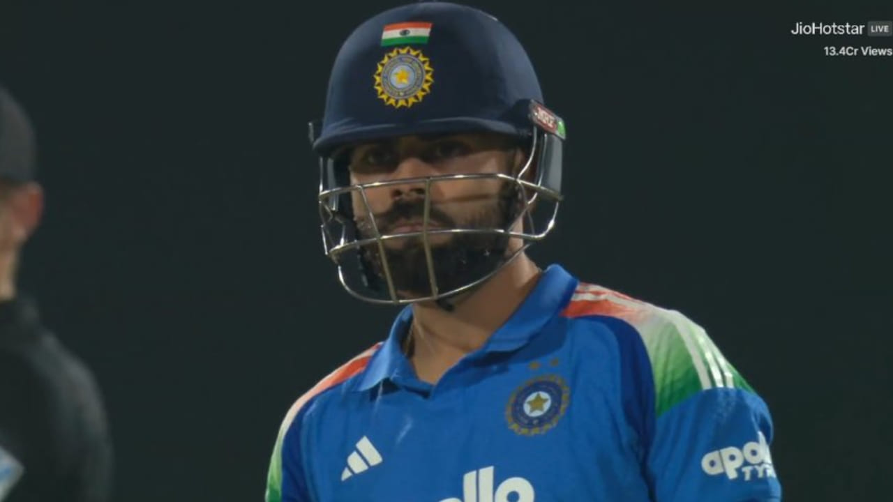 ಕೊಹ್ಲಿ ವಿಕೆಟ್ ಒಪ್ಪಿಸುತ್ತಿದ್ದಂತೆ ಇಡೀ ಕ್ರೀಡಾಂಗಣವೇ ಮೌನ ಸಾಗರದಲ್ಲಿ ಮುಳುಗಿತು. ಕೊಹ್ಲಿ ಕೂಡ ಬೇಸರದಲ್ಲಿ ಪೆವಿಲಿಯನ್ತ್ತ ಹೆಜ್ಜೆ ಹಾಕಿದರು. ಈ ಪಂದ್ಯದಲ್ಲಿ ಕೊಹ್ಲಿ ಇನ್ನು 7 ರನ್ ಕಲೆಹಾಕಿದರೆ, ತಮ್ಮ ಏಕದಿನ ವೃತ್ತಿಜೀವನದ 54ನೇ ಏಕದಿನ ಶತಕವನ್ನು ಪೂರೈಸುವುದರೊಂದಿಗೆ, ಮಾಜಿ ಆರಂಭಿಕ ವೀರೇಂದ್ರ ಸೆಹ್ವಾಗ್ ಅವರ ದಾಖಲೆಯನ್ನು ಮುರಿಯುತ್ತಿದ್ದರು.