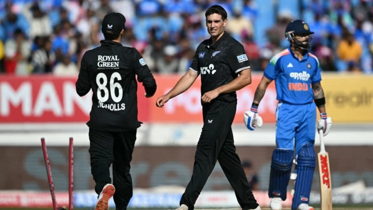 ನ್ಯೂಜಿಲೆಂಡ್ ವೇಗಿ ಕ್ರಿಶ್ಚಿಯನ್ ಕ್ಲಾರ್ಕ್ ಅದ್ಭುತ ಬೌಲಿಂಗ್ ಮಾಡಿದರು. ವಿರಾಟ್ ಗೂ ಮುನ್ನ ಕ್ಲಾರ್ಕ್ ರೋಹಿತ್ ಶರ್ಮಾ ಮತ್ತು ಶ್ರೇಯಸ್ ಅಯ್ಯರ್ ಅವರ ವಿಕೆಟ್ ಗಳನ್ನು ಸಹ ಪಡೆದಿದ್ದರು. ವಾಸ್ತವವಾಗಿ ರಾಜ್ ಕೋಟ್ ಪಿಚ್ ಬ್ಯಾಟ್ಸ್​ಮನ್​ಗಳಿಗೆ ಸಹಾಯ ಮಾಡುತ್ತದೆ ಎಂದು ನಿರೀಕ್ಷಿಸಲಾಗಿತ್ತು. ಆದರೆ ಇಂದಿನ ಪಂದ್ಯದಲ್ಲಿ ಭಾರತ ಬ್ಯಾಟ್ಸ್​ಮನ್​ಗಳು ರನ್ ಗಳಿಸಲು ಹೆಣಗಾಡಿದರು. 
