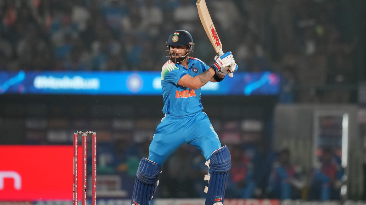 ಆದಾಗ್ಯೂ ಈ ಪಂದ್ಯದಲ್ಲಿ ಭಾರತಕ್ಕೆ ಸಾಧಾರಣ ಆರಂಭ ಸಿಕ್ಕಿತು. ನಾಯಕ ಶುಭ್​ಮನ್ ಗಿಲ್ ಹಾಗೂ ಮಾಜಿ ನಾಯಕ ರೋಹಿತ್ ಶರ್ಮಾ ಮೊದಲ ವಿಕೆಟ್​ಗೆ 39 ರನ್​ಗಳ ಜೊತೆಯಾಟ ನೀಡಿದರು. ರೋಹಿತ್ ವಿಕೆಟ್ ಪತನದೊಂದಿಗೆ ಈ ಜೊತೆಯಾಟ ಮುರಿದು ಬಿತ್ತು. ಆ ನಂತರ ಬಂದ ಕೊಹ್ಲಿ ಆಕ್ರಮಣಕಾರಿ ಬ್ಯಾಟಿಂಗ್‌ ಆರಂಭಿಸಿದರು.