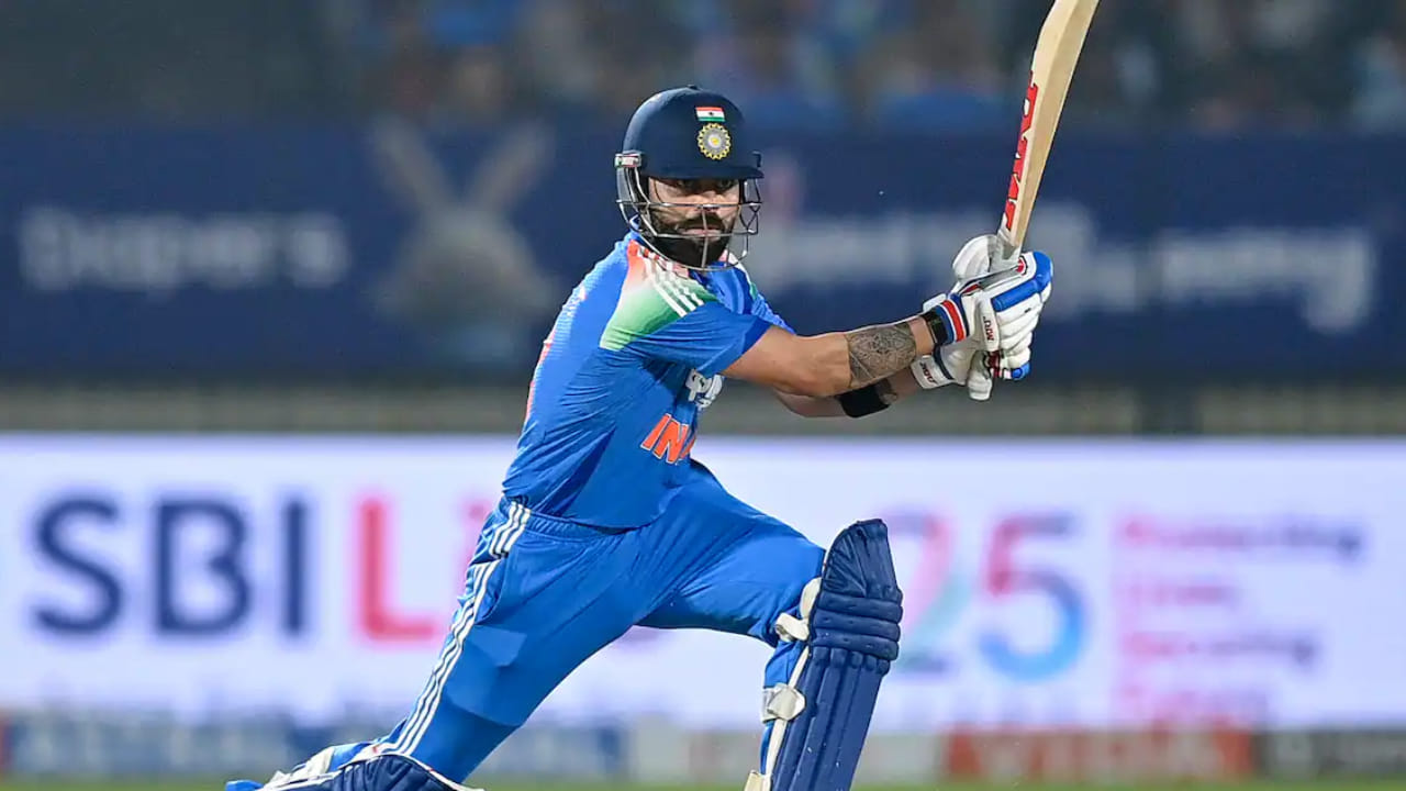 ವಾಸ್ತವವಾಗಿ ನ್ಯೂಜಿಲೆಂಡ್ ವಿರುದ್ಧ ಏಕದಿನ ಕ್ರಿಕೆಟ್ನಲ್ಲಿ ಅತಿ ಹೆಚ್ಚು ಶತಕ ಬಾರಿಸಿದ ಭಾರತೀಯ ಆಟಗಾರರ ಪಟ್ಟಿಯಲ್ಲಿ ವೀರೇಂದ್ರ ಸೆಹ್ವಾಗ್ ಹಾಗೂ ಕೊಹ್ಲಿ ತಲಾ 6 ಶತಕಗಳೊಂದಿಗೆ ಅಗ್ರಸ್ಥಾನದಲಿದ್ದಾರೆ. ಈ ಪಂದ್ಯದಲ್ಲಿ ಕೊಹ್ಲಿ ಶತಕ ಬಾರಿಸಿದ್ದರೆ 7ನೇ ಶತಕದೊಂದಿಗೆ ಸೆಹ್ವಾಗ್ರನ್ನು ಹಿಂದಿಕ್ಕಿ ಅಗ್ರಸ್ಥಾನಕ್ಕೇರುತ್ತಿದ್ದರು. ಆದರೆ ಕೇವಲ 7 ರನ್ಗಳಿಂದ ಕೊಹ್ಲಿ ಈ ದಾಖಲೆಯಿಂದ ವಂಚಿತರಾದರು.