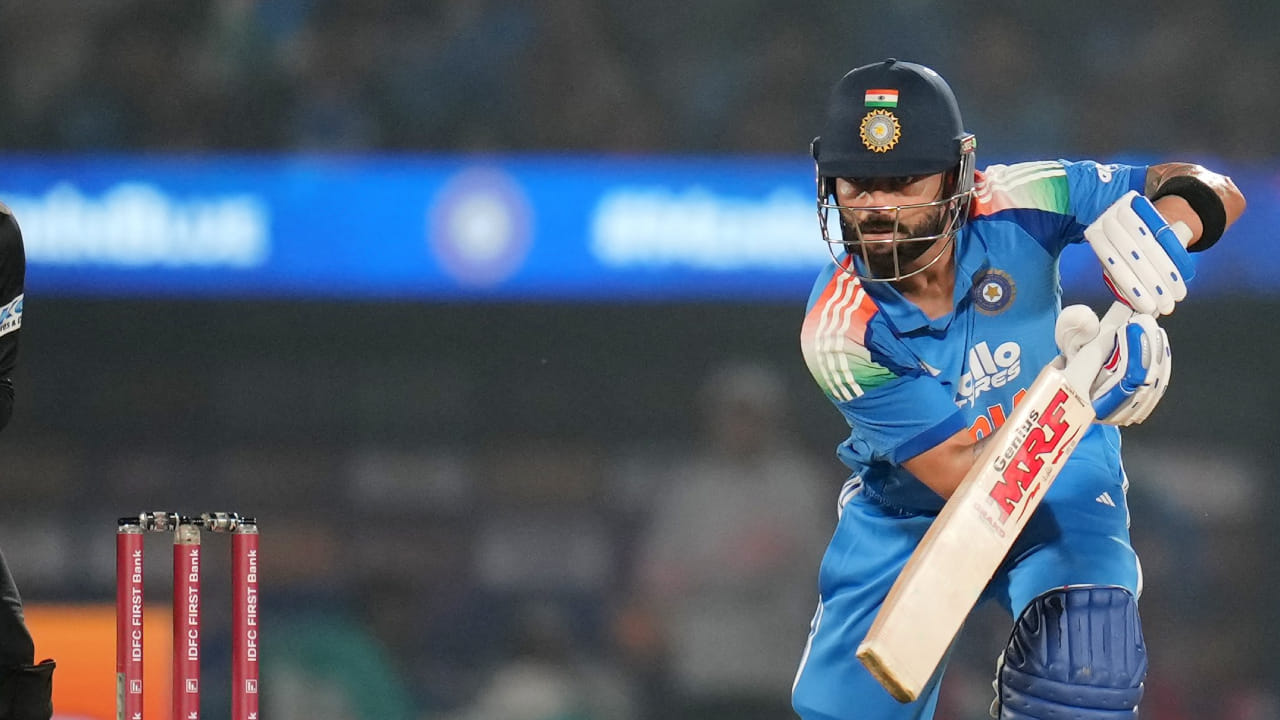 ಪ್ರಸ್ತುತ ಅತ್ಯುತ್ತಮ ಫಾರ್ಮ್ನಲ್ಲಿರುವ ಟೀಂ ಇಂಡಿಯಾ ಮಾಜಿ ನಾಯಕ ವಿರಾಟ್ ಕೊಹ್ಲಿ ಇಂದಿನಿಂದ ಆರಂಭವಾಗಿರುವ ನ್ಯೂಜಿಲೆಂಡ್ ವಿರುದ್ಧದ ಮೂರು ಪಂದ್ಯಗಳ ಏಕದಿನ ಸರಣಿಯ ಮೊದಲ ಪಂದ್ಯದಲ್ಲೂ ಅದನ್ನು ಮುಂದುವರೆಸಿದರು. ಕಳೆದ 4 ಪಂದ್ಯಗಳಲ್ಲಿ 50 ಪ್ಲಸ್ ರನ್ ಕಲೆಹಾಕಿದ್ದ ಕೊಹ್ಲಿ, ಕಿವೀಸ್ ವಿರುದ್ಧವೂ ಮತ್ತೊಂದು ಅರ್ಧಶತಕದ ಇನ್ನಿಂಗ್ಸ್ ಆಡಿದರು.