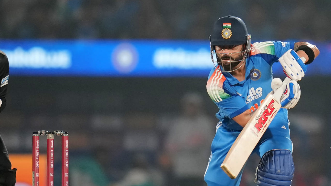 ಏಕದಿನ ಕ್ರಿಕೆಟ್ನಲ್ಲಿ ರನ್ ಮಳೆ ಹರಿಸುತ್ತಿರುವ ಟೀಂ ಇಂಡಿಯಾ ಮಾಜಿ ನಾಯಕ ವಿರಾಟ್ ಕೊಹ್ಲಿಗೆ ಇದೀಗ ಐಸಿಸಿಯಿಂದಲೂ ಭರ್ಜರಿ ಉಡುಗೊರೆ ಸಿಕ್ಕಿದೆ. ಕಳೆದ ಐದು ಇನ್ನಿಂಗ್ಸ್ಗಳಲ್ಲಿಯೂ 50 ಪ್ಲಸ್ ಇನ್ನಿಂಗ್ಸ್ ಆಡಿರುವ ಕೊಹ್ಲಿ ಇದೀಗ ಏಕದಿನ ಬ್ಯಾಟ್ಸ್ಮನ್ಗಳ ರ್ಯಾಂಕಿಂಗ್ನಲ್ಲಿ ಅಗ್ರಸ್ಥಾನಕ್ಕೇರಿದ್ದಾರೆ.