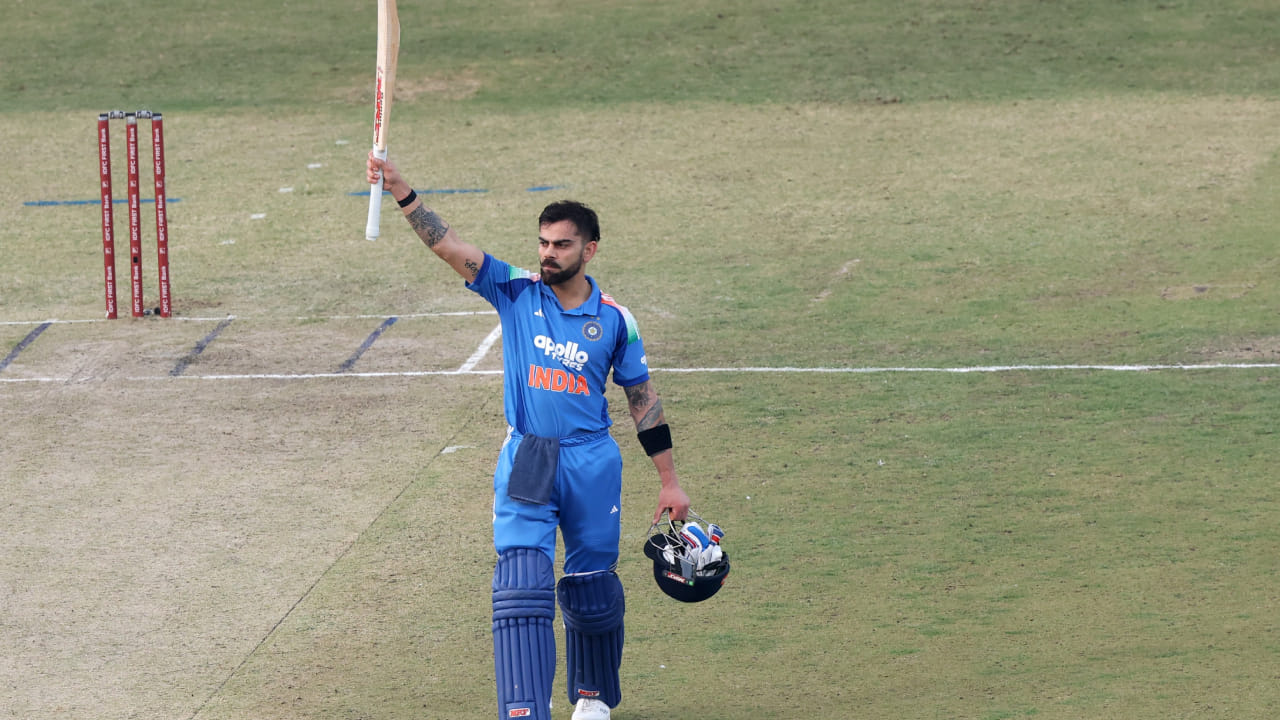 ಅದರಲ್ಲೂ ದಕ್ಷಿಣ ಆಫ್ರಿಕಾ ವಿರುದ್ಧದ ಏಕದಿನ ಸರಣಿಯಲ್ಲಿ ಸತತ ಎರಡು ಶತಕ ಬಾರಿಸಿದ್ದ, ಆ ಬಳಿಕ ವಿಜಯ್ ಹಜಾರೆ ಟ್ರೋಫಿಯಲ್ಲೂ ಶತಕ ಬಾರಿಸಿದ್ದ ವಿರಾಟ್ ಕೊಹ್ಲಿ ಮೇಲೆ ನಿರೀಕ್ಷೆಗಳು ಹೆಚ್ಚಿವೆ. ಅದಕ್ಕೆ ಕಾರಣ ಪ್ರಸ್ತುತ ಕೊಹ್ಲಿ ಇರುವ ಫಾರ್ಮ್. ಕಳೆದ ಐದು ಇನ್ನಿಂಗ್ಸ್ಗಳಲ್ಲಿ ಕೊಹ್ಲಿ 3 ಶತಕ ಹಾಗೂ 2 ಅರ್ಧಶತಕ ಸಿಡಿಸಿ ಮಿಂಚಿದ್ದಾರೆ.