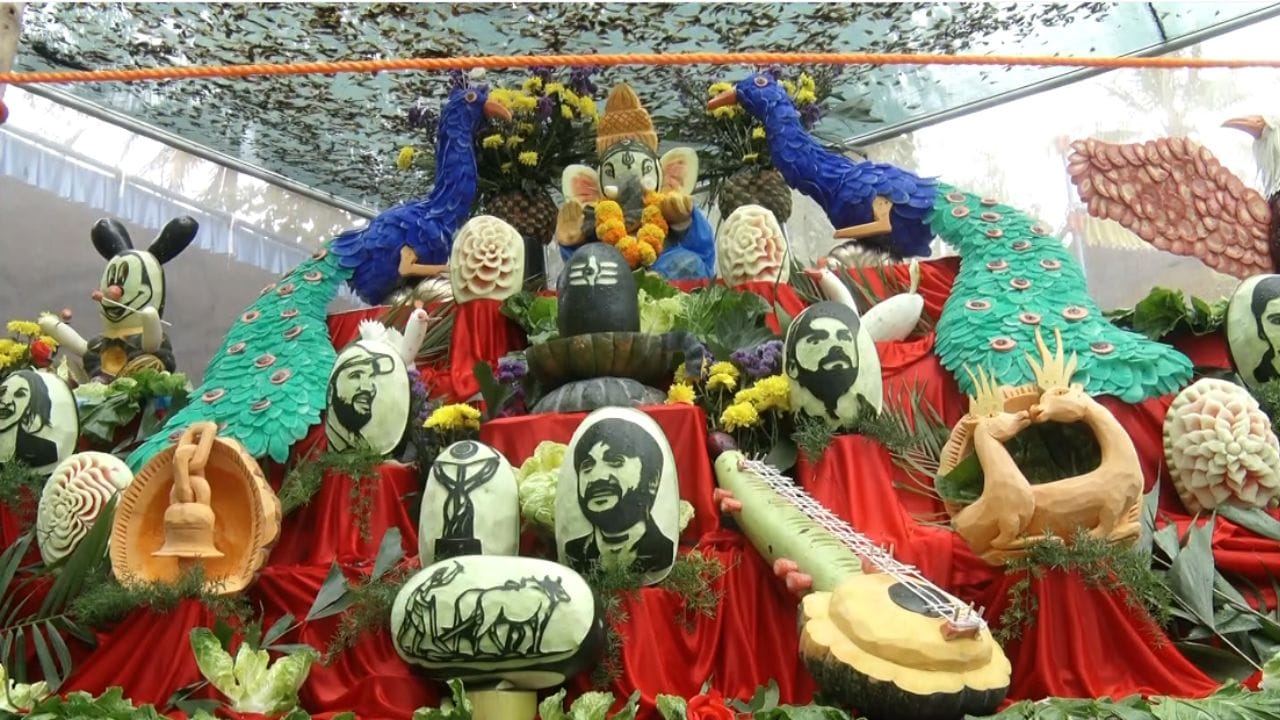 ಹೂವಿನಲ್ಲಿ ನಿರ್ಮಾಣ ಮಾಡಿರುವ ಹಸು-ಕರು ಶಿಲ್ಪ, ಸಾಲುಮರದ ತಿಮ್ಮಕ್ಕ ಅವರ ಮರಳು ಶಿಲ್ಪ, ರಂಗೋಲಿಯಲ್ಲಿ ಅರಳಿರುವ ಗಣ್ಯರ ಚಿತ್ರಗಳು ನೋಡುಗರ ಕಣ್ಮನ ಸೆಳೆದಿವೆ. ಇತ್ತೀಚೆಗೆ ಬಿಗ್ ಬಾಸ್​​ನಲ್ಲಿ ಗೆಲುವು ಸಾಧಿಸಿದ ಗಿಲ್ಲಿನಟ, ಕ್ರಿಕೆಟ್ ತಾರೆಗಳಾದ ರೋಹಿತ್ ಶರ್ಮಾ, ವಿರಾಟ್ ಕೊಹ್ಲಿ ಅವರ ಕಲಾಕೃತಿಗಳಿಗೆ ಸಾರ್ವಜನಿಕರು ಫಿದಾ ಆಗಿದ್ದಾರೆ.