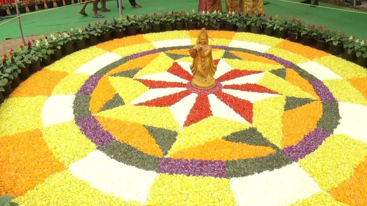 ಇನ್ನು ಮಹಿಳೆಯರು ಮತ್ತು ಯುವತಿಯರಿಗೆ ಹೆಚ್ಚು ಇಷ್ಟವಾಗುವ ಹೂವು ಹಾಗೂ ತೆಂಗಿನ ಗರಿಗಳಿಂದ ಮಾಡಲಾದ ವಿವಿಧ ಕಲಾಕೃತಿಗಳನ್ನು ಇಲ್ಲಿ ನೋಡಬಹುದಾಗಿದೆ. ವಿಶೇಷವಾಗಿ ಬಗೆ ಬಗೆಯ ಬಣ್ಣದ ಹೂಗಳು ನೋಡುಗರನ್ನು ಆಕರ್ಷಿಸುತ್ತಿದ್ದು, ಅಪರೂಪದ ಹಣ್ಣುಗಳು ಕೂಡ ಸಾರ್ವಜನಿಕರ ಕುತೂಹಲ ಹೆಚ್ಚಿಸಲಿವೆ.