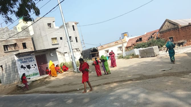 ಗ್ರಾಮಸ್ಥರ ಮೇಲೆ ಏಕಾಏಕಿ ದಾಳಿ ಮಾಡಿದ ಹೆಜ್ಜೇನು