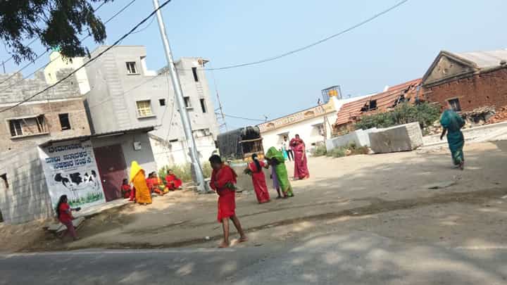 ಕೋಲಾರದಲ್ಲಿ ಗ್ರಾಮಸ್ಥರ ಮೇಲೆ ಏಕಾಏಕಿ ದಾಳಿ ಮಾಡಿದ ಹೆಜ್ಜೇನು: ಎದ್ನೋ, ಬಿದ್ನೋ ಓಡಿದ ಜನ ಕೋಲಾರದಲ್ಲಿ ಗ್ರಾಮಸ್ಥರ ಮೇಲೆ ಏಕಾಏಕಿ ದಾಳಿ ಮಾಡಿದ ಹೆಜ್ಜೇನು: ಎದ್ನೋ, ಬಿದ್ನೋ ಓಡಿದ ಜನ