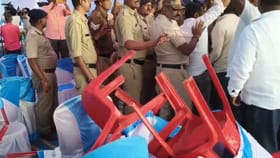 ಕೊಪ್ಪಳದಲ್ಲಿ ಹೈಡ್ರಾಮಾ: ಕೇಂದ್ರ ಸಚಿವರ ಮೇಲೆಯೇ ಕುರ್ಚಿ ತೂರಾಟ!