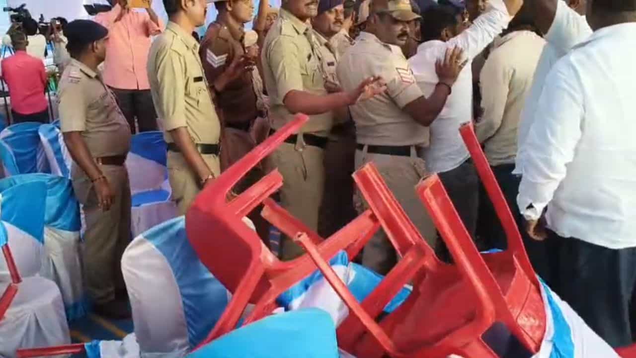 ಕೊಪ್ಪಳದಲ್ಲಿ ಹೈಡ್ರಾಮಾ: ಕೇಂದ್ರ ಸಚಿವರತ್ತಲೇ ಕುರ್ಚಿ ತೂರಿದ 'ಕೈ' ಕಾರ್ಯಕರ್ತರು! ಕೊಪ್ಪಳದಲ್ಲಿ ಹೈಡ್ರಾಮಾ: ಕೇಂದ್ರ ಸಚಿವರತ್ತಲೇ ಕುರ್ಚಿ ತೂರಿದ 'ಕೈ' ಕಾರ್ಯಕರ್ತರು!