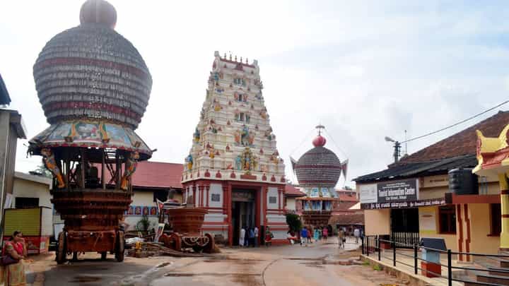 ಉಡುಪಿ ಶ್ರೀಕೃಷ್ಣಮಠದಲ್ಲಿ ವಸ್ತ್ರಸಂಹಿತೆ ಜಾರಿ: ಇಲ್ಲಿದೆ ಭಕ್ತರಿಗೆ ಕೆಲ ಸೂಚನೆ ಉಡುಪಿ ಶ್ರೀಕೃಷ್ಣಮಠದಲ್ಲಿ ವಸ್ತ್ರಸಂಹಿತೆ ಜಾರಿ: ಇಲ್ಲಿದೆ ಭಕ್ತರಿಗೆ ಕೆಲ ಸೂಚನೆ