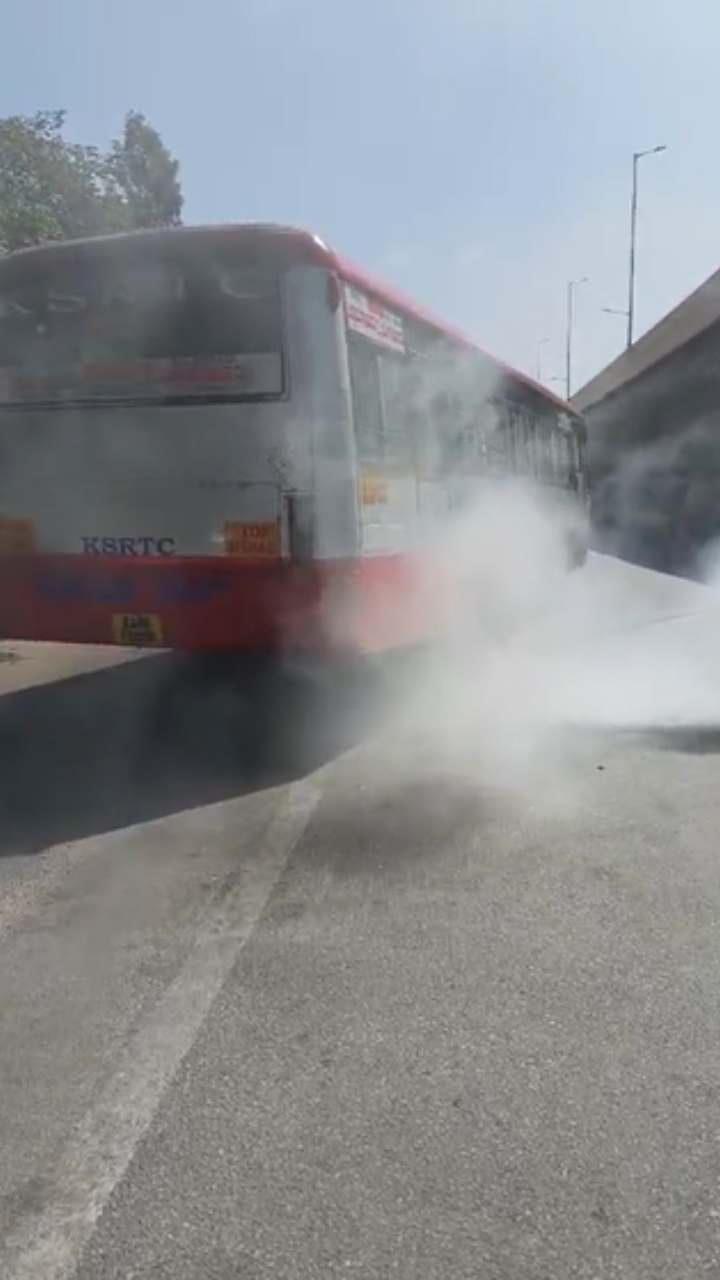 ಕೆಎಸ್ಆರ್ಟಿಸಿ ಬಸ್​ನಿಂದ ದಾರಿಯುದ್ದಕ್ಕೂ ಹೊಗೆಯೋ ಹೊಗೆ