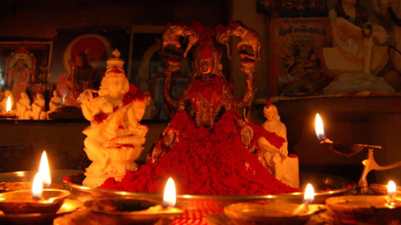 Kumkumarchana: ಕುಂಕುಮಾರ್ಚನೆಯನ್ನು ಮಹಿಳೆಯರು ಮಾಡಿಸಬಹುದಾ? ಜ್ಯೋತಿಷ್ಯ ಸಲಹೆ ಇಲ್ಲಿದೆ
