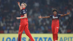 ಆರ್​ಸಿಬಿ ಪರ ಚೊಚ್ಚಲ ವಿಕೆಟ್ ಉರುಳಿಸಿದ ಲಾರೆನ್ ಬೆಲ್