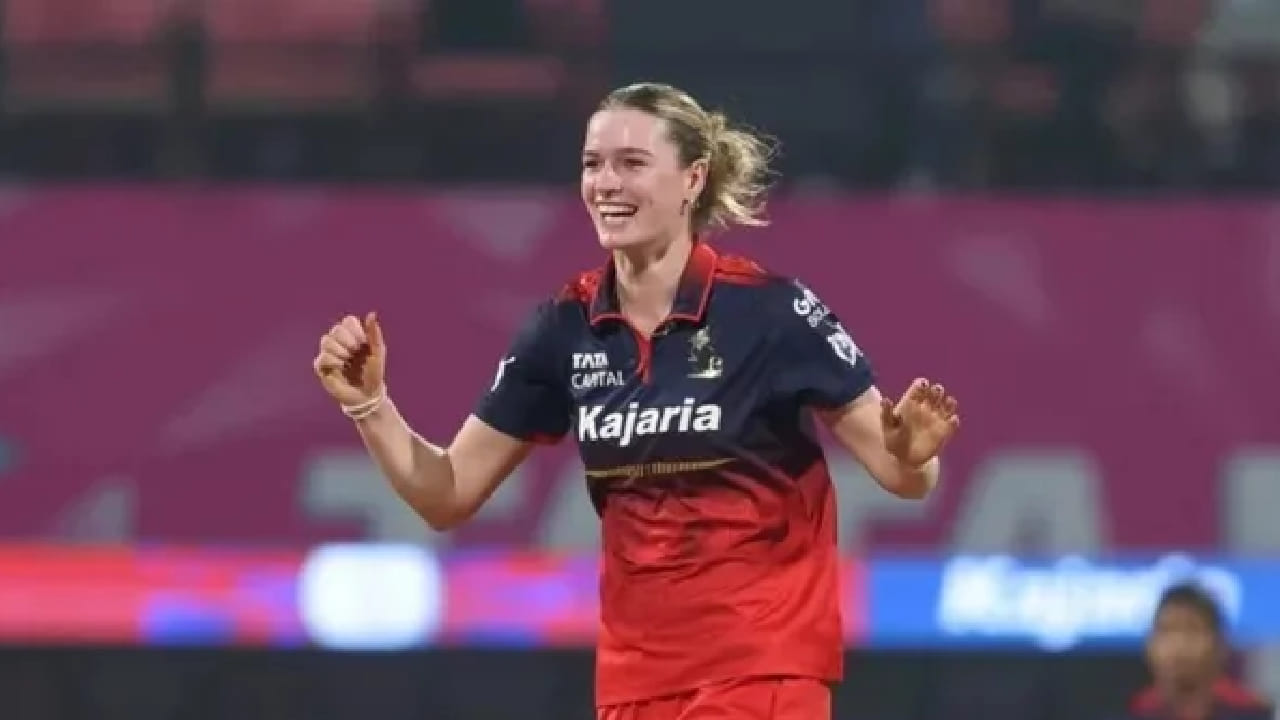 ಅಷ್ಟೇ ಅಲ್ಲದೆ ಬೆಲ್ 2ನೇ ಓವರ್ನಲ್ಲಿ ನೀಡಿದ್ದು ಕೇವಲ ಒಂದು ರನ್ ಮಾತ್ರ. ಇನ್ನು ತನ್ನ ಮೂರನೇ ಓವರ್ನಲ್ಲಿ 6 ರನ್ ನೀಡಿದ್ದರು. ಹಾಗೆಯೇ ಕೊನೆಯ ಓವರ್ನಲ್ಲಿ ಕೇವಲ 7 ರನ್ ಮಾತ್ರ ಬಿಟ್ಟು ಕೊಟ್ಟಿದ್ದರು. ಈ ಮೂಲಕ 4 ಓವರ್ಗಳಲ್ಲಿ ಕೇವಲ 14 ರನ್ ನೀಡಿ 1 ವಿಕೆಟ್ ಪಡೆದಿದ್ದರು.