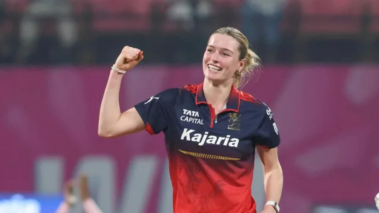 ಈ ಭರ್ಜರಿ ದಾಖಲೆ ಮುರಿಯುವ ಅವಕಾಶ ಲಾರೆನ್ ಬೆಲ್ಗಿತ್ತು. ಆದರೆ ತನ್ನ ಕೊನೆಯ ಓವರ್ನ ಅಂತಿಮ 4 ಎಸೆತಗಳಲ್ಲಿ ರನ್ ನೀಡುವ ಮೂಲಕ ಬೆಲ್ ಡಾಟ್ ಬಾಲ್ ದಾಖಲೆ ಬರೆಯುವ ಅವಕಾಶವನ್ನು ಕೈಚೆಲ್ಲಿಕೊಂಡರು. ಇದಾಗ್ಯೂ ಆರ್ಸಿಬಿ ಪರ ಒಂದು ಪಂದ್ಯದಲ್ಲಿ ಅತ್ಯಧಿಕ ಡಾಟ್ ಬಾಲ್ ಎಸೆದ ಬೌಲರ್ ಎಂಬ ದಾಖಲೆ ಲಾರೆನ್ ಬೆಲ್ ಪಾಲಾಗಿದೆ.