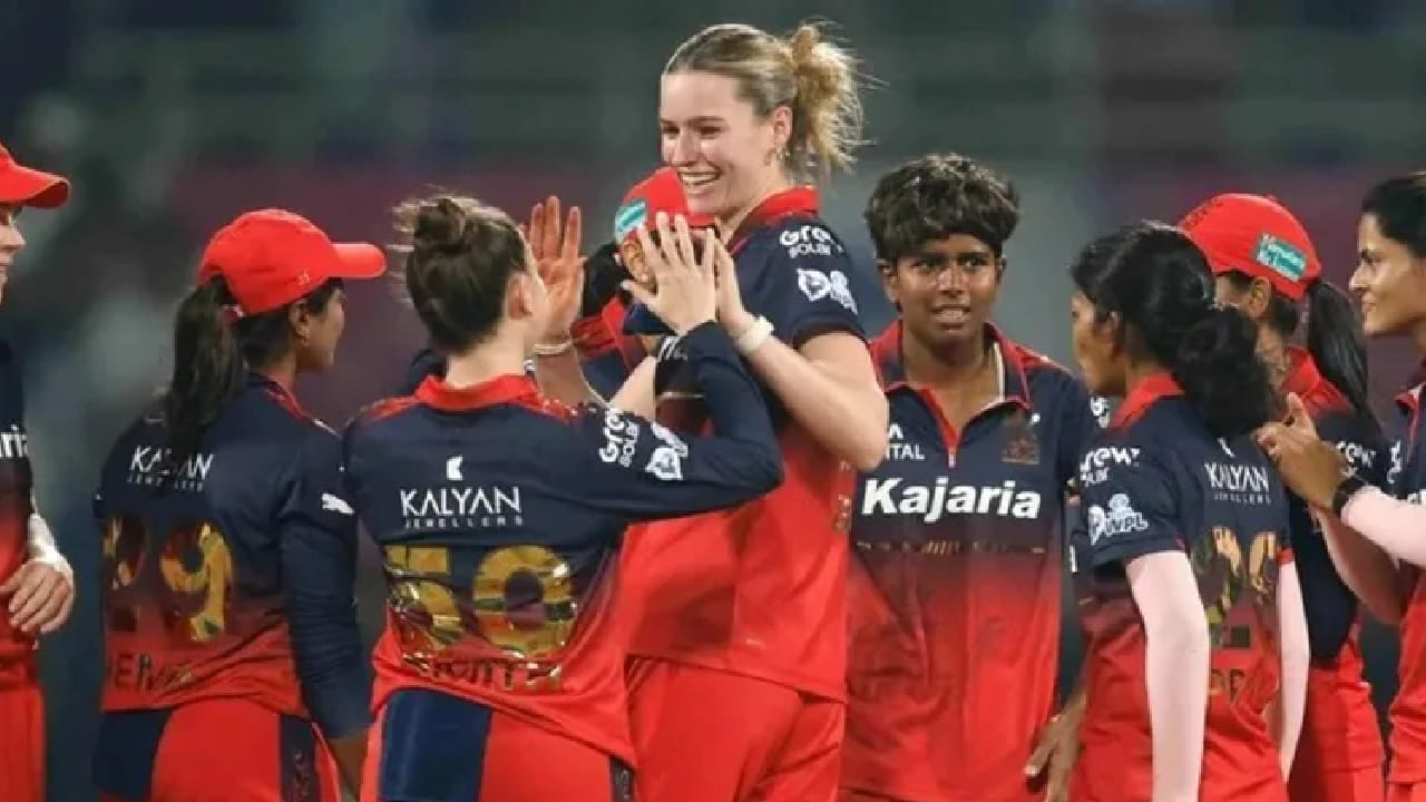 ವಿಶೇಷ ಎಂದರೆ ಲಾರೆನ್ ಬೆಲ್ 24 ಎಸೆತಗಳಲ್ಲಿ 19 ಎಸೆತಗಳನ್ನು ಡಾಟ್ ಮಾಡಿದ್ದರು. ಅಂದರೆ 19 ಎಸೆತಗಳಲ್ಲಿ ಯಾವುದೇ ರನ್ ನೀಡಿರಲಿಲ್ಲ. ಆದರೆ ಉಳಿದ 6 ಎಸೆತಗಳಲ್ಲಿ ರನ್ ನೀಡುವ ಮೂಲಕ ಭರ್ಜರಿ ದಾಖಲೆಯೊಂದನ್ನು ತಪ್ಪಿಸಿಕೊಂಡರು. ಅದರಲ್ಲೂ ಒಂದೇ ಒಂದು ಎಸೆತವನ್ನು ಡಾಟ್ ಮಾಡಿದ್ರೆ ಲಾರೆನ್ ಹೆಸರಿಗೆ ದಾಖಲೆಯೊಂದು ಸೇರ್ಪಡೆಯಾಗುತ್ತಿತ್ತು.