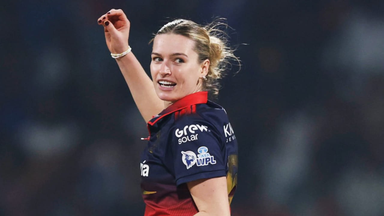 ಈ ಹಿಂದೆ ಯುಪಿ ವಾರಿಯರ್ಸ್ ಪರ ಕಣಕ್ಕಿಳಿದಿದ್ದ ಲಾರೆನ್ ಬೆಲ್ ಆರ್ಸಿಬಿ ಪರ ಆಡಿದ ಚೊಚ್ಚಲ ಪಂದ್ಯದಲ್ಲೇ ಎಲ್ಲರ ಗಮನ ಸೆಳೆದಿದ್ದಾರೆ. ಅದರಲ್ಲೂ ಮೊದಲ ಓವರ್ ಮೇಡನ್ ಮಾಡುವ ಮೂಲಕ. ಅಂದರೆ ವುಮೆನ್ಸ್ ಪ್ರೀಮಿಯರ್ ಲೀಗ್ 2026 ಅನ್ನು ಬೆಲ್ ಮೇಡನ್ ಓವರ್ನೊಂದಿಗೆ ಆರಂಭಿಸಿದ್ದಾರೆ.