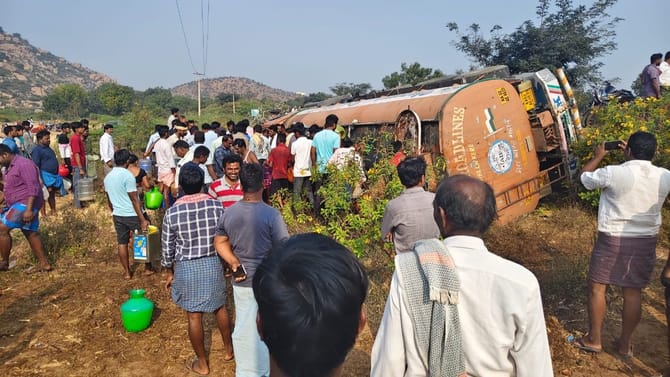 ಪಾಮ್ ಆಯಿಲ್ ಟ್ಯಾಂಕರ್ ಲಾರಿ ಪಲ್ಟಿ: ಅಡುಗೆ ಎಣ್ಣೆಗಾಗಿ ಮುಗಿಬಿದ್ದ ಜನ