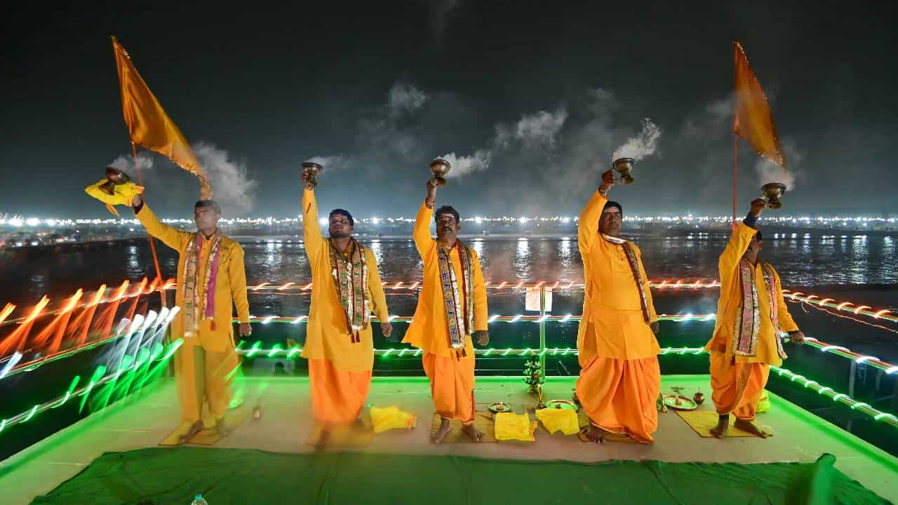 Magh Mela at Prayagraj: ಪ್ರಯಾಗ್ರಾಜ್ಗೆ ಮಾಘ ಮೇಳಕ್ಕೆ ಹೋಗುತ್ತಿದ್ದೀರಾ? ಹಾಗಿದ್ರೆ ಈ ಸ್ಥಳ ಮಿಸ್ ಮಾಡ್ಲೇ ಬೇಡಿ Magh Mela at Prayagraj: ಪ್ರಯಾಗ್ರಾಜ್ಗೆ ಮಾಘ ಮೇಳಕ್ಕೆ ಹೋಗುತ್ತಿದ್ದೀರಾ? ಹಾಗಿದ್ರೆ ಈ ಸ್ಥಳ ಮಿಸ್ ಮಾಡ್ಲೇ ಬೇಡಿ