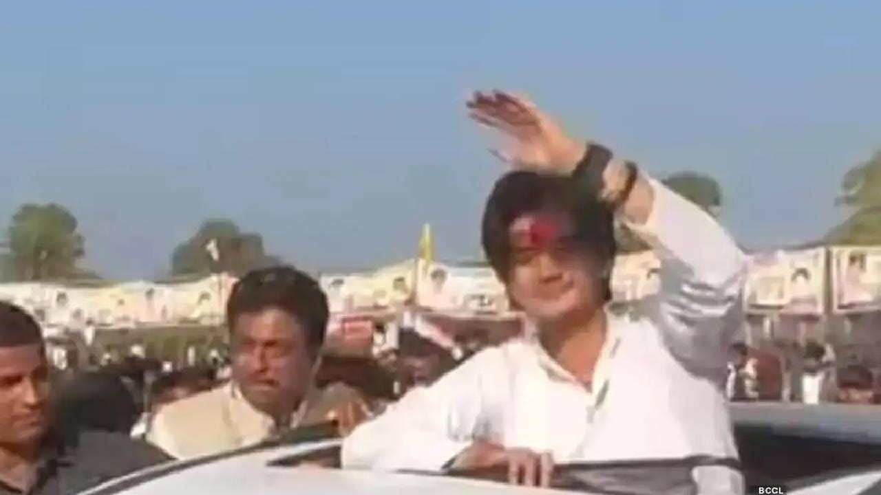 Video:ಸನ್ರೂಫ್ ಬಳಿ ನಿಂತು ಕೈ ಬೀಸುತ್ತಿದ್ದಾಗ ಬ್ರೇಕ್ ಹಾಕಿದ ಕಾರು, ಜ್ಯೋತಿರಾದಿತ್ಯ ಸಿಂಧಿಯಾ ಮಗನ ಎದೆಗೆ ಗಾಯ Video:ಸನ್ರೂಫ್ ಬಳಿ ನಿಂತು ಕೈ ಬೀಸುತ್ತಿದ್ದಾಗ ಬ್ರೇಕ್ ಹಾಕಿದ ಕಾರು, ಜ್ಯೋತಿರಾದಿತ್ಯ ಸಿಂಧಿಯಾ ಮಗನ ಎದೆಗೆ ಗಾಯ