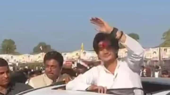 Video:ಸನ್ರೂಫ್ ಬಳಿ ನಿಂತು ಕೈ ಬೀಸುತ್ತಿದ್ದಾಗ ಬ್ರೇಕ್ ಹಾಕಿದ ಕಾರು, ಜ್ಯೋತಿರಾದಿತ್ಯ ಸಿಂಧಿಯಾ ಮಗನ ಎದೆಗೆ ಗಾಯ Video:ಸನ್ರೂಫ್ ಬಳಿ ನಿಂತು ಕೈ ಬೀಸುತ್ತಿದ್ದಾಗ ಬ್ರೇಕ್ ಹಾಕಿದ ಕಾರು, ಜ್ಯೋತಿರಾದಿತ್ಯ ಸಿಂಧಿಯಾ ಮಗನ ಎದೆಗೆ ಗಾಯ