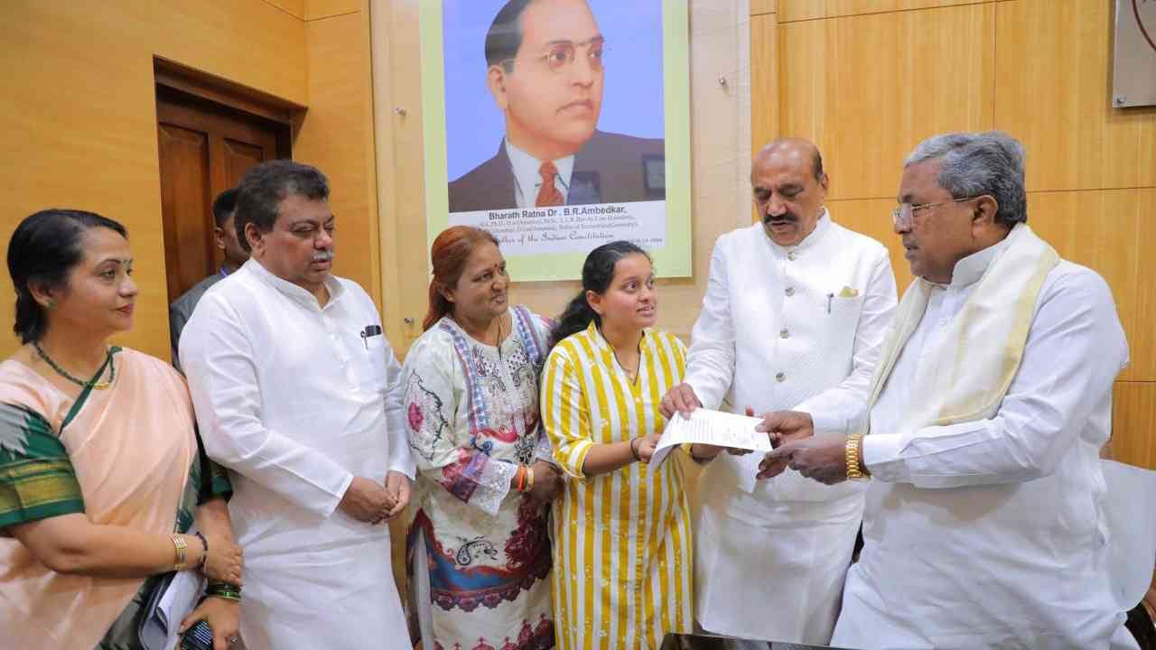 ಮುಖ್ಯಮಂತ್ರಿ ಸಿದ್ದರಾಮಯ್ಯ ಅವರು ಚೈತನ್ಯಾ ಬೀಳಗಿ ಅವರಿಗೆ ನೇಮಕಾತಿ ಆದೇಶ ಪತ್ರವನ್ನು ಅಧಿಕೃತವಾಗಿ ಹಸ್ತಾಂತರಿಸಿದರು. ಈ ಸಂದರ್ಭದಲ್ಲಿ ಸಚಿವರಾದ ಹೆಚ್.ಕೆ. ಪಾಟೀಲ್, ಎಂ.ಬಿ. ಪಾಟೀಲ್, ಮತ್ತು ಶಿವಾನಂದ ಪಾಟೀಲ್ ಅವರು ಉಪಸ್ಥಿತರಿದ್ದರು. ಅಲ್ಲದೆ ಸರ್ಕಾರದ ಮುಖ್ಯ ಸಚೇತಕ ಅಶೋಕ್ ಪಟ್ಟಣ್ ಹಾಗೂ ಸರ್ಕಾರದ ಮುಖ್ಯ ಕಾರ್ಯದರ್ಶಿ ಶಾಲಿನಿ ರಜನೀಶ್ ಅವರು ಈ ವೇಳೆ ಹಾಜರಿದ್ದು, ಕುಟುಂಬಕ್ಕೆ ಧೈರ್ಯ ತುಂಬಿದರು.