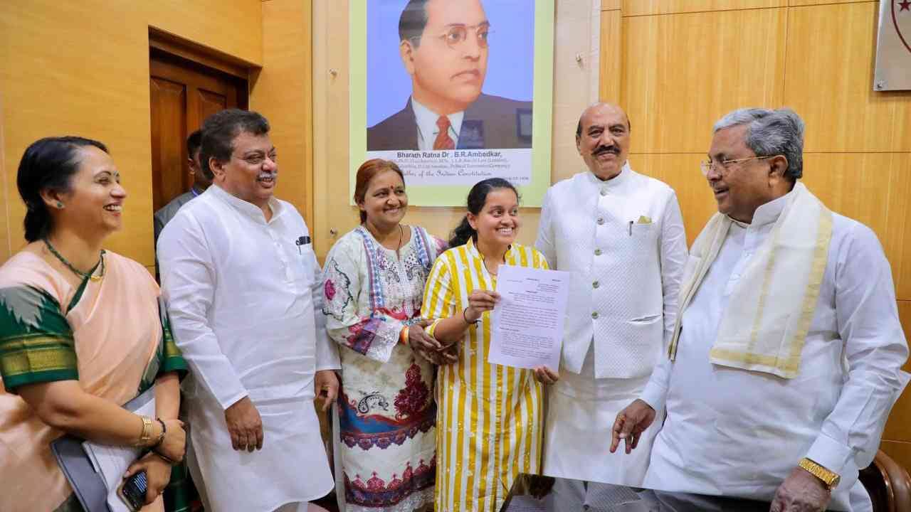  ಅಭ್ಯರ್ಥಿಯು ತಾನು ವ್ಯಾಸಂಗ ಮಾಡಿದ ಸಂಸ್ಥೆಗೆ ಸಂಬಂಧಪಡದ ಇಬ್ಬರು ಗಣ್ಯ ವ್ಯಕ್ತಿಗಳಿಂದ ಪಡೆದ ನಡತೆ ಪ್ರಮಾಣಪತ್ರವನ್ನು ಸಲ್ಲಿಸುವುದು ಕಡ್ಡಾಯವಾಗಿದೆ. ಇನ್ನು ಮೃತ ಮಹಾಂತೇಶ್ ಕುಟುಂಬಕ್ಕೆ ಅನುಕಂಪದ ಕೆಲಸ ನೀಡುವ ಮೂಲಕ ಒಬ್ಬ ದಕ್ಷ ಅಧಿಕಾರಿಯ ಕುಟುಂಬಕ್ಕೆ ಸರ್ಕಾರವು ಈ ಮೂಲಕ ನೈತಿಕ ಬೆಂಬಲವನ್ನು ನೀಡಿದಂತಾಗಿದೆ.