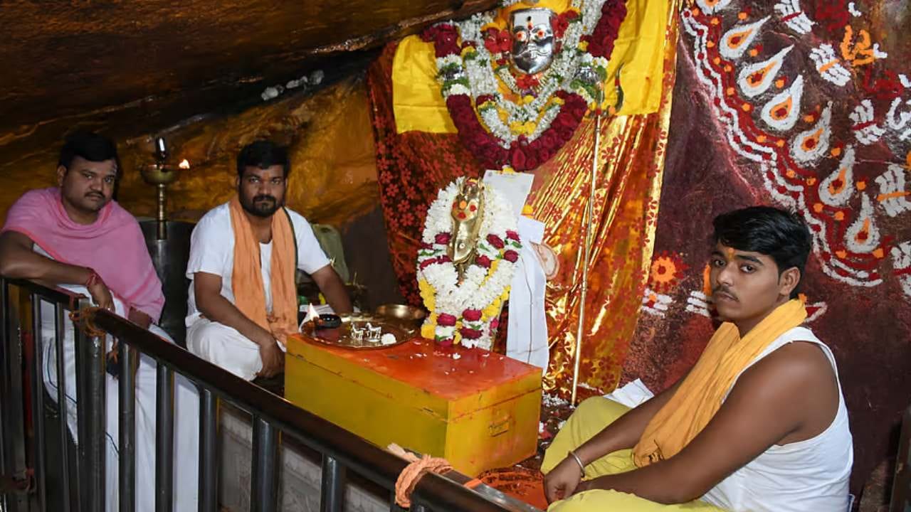 ಯಾದಗಿರಿ ಜಿಲ್ಲೆಯ ಮೈಲಾಪುರದ ಮೈಲಾರಲಿಂಗೇಶ್ವರ ಕಲ್ಯಾಣ ಕರ್ನಾಟಕ ಭಾಗದ ಅತ್ಯಂತ ಪ್ರಸಿದ್ಧ ದೇವಸ್ಥಾನ. ಇಂದು ಅದ್ದೂರಿಯಾಗಿ ಮೈಲಾರಲಿಂಗನ ಜಾತ್ರೆ ನಡೆಯಿತು. ಮೈಲಾರನ ಪಲ್ಲಕ್ಕಿ ಮೆರವಣಿಗೆ ವೇಳೆ ಭಕ್ತರು ಭಂಡಾರ ಎರಚುವ ಮೂಲಕ ಲಕ್ಷಾಂತರ ಭಕ್ತರು ಭಕ್ತಿ ಪರಾಕಾಷ್ಠೆ ಮೆರೆದರು.  
