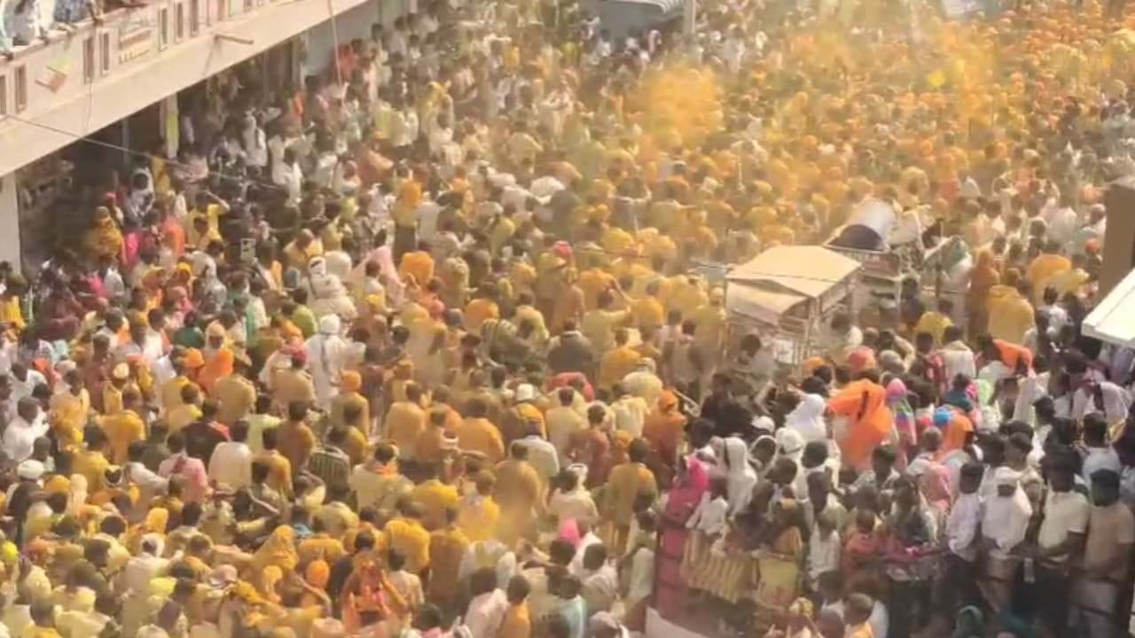 ಪ್ರತಿ ವರ್ಷದಂತೆ ಈ ವರ್ಷ ಕೂಡ ಭಂಡಾರದ ಒಡೆಯ ಮೈಲಾರಲಿಂಗನ ಜಾತ್ರೆ ಅದ್ದೂರಿಯಾಗಿ ನಡೆಯಿತು. ಕಳೆದ ಎರಡು ದಿನಗಳ ಹಿಂದೆಯೇ ಆರಂಭವಾಗಿದ್ದ ಜಾತ್ರೆಗೆ ಇಂದು ಪ್ರಮುಖ ದಿನವಾಗಿತ್ತು. ಪ್ರತಿ ಸಂಕ್ರಮಣ ದಿನದಂದು ನಡೆಯುವ ಜಾತ್ರೆಯಾಗಿದ್ದರಿಂದ ಲಕ್ಷಾಂತರ ಭಕ್ತರು ಬಂದು ದರ್ಶನ ಪಡೆದರು.
