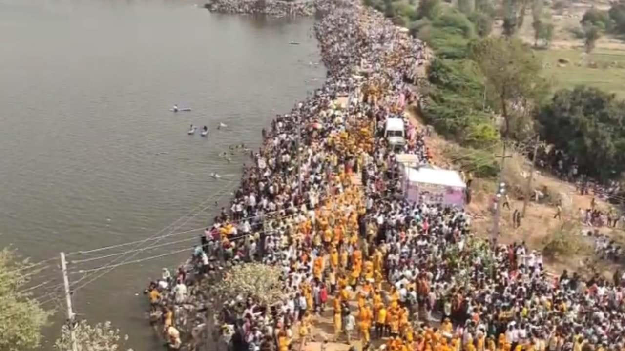 ಬೆಳಗ್ಗೆ ದೇವಸ್ಥಾನದಿಂದ ಮೈಲಾರನ ಮೂರ್ತಿಯನ್ನ ಪಲ್ಲಿಕ್ಕಿಯಲ್ಲಿ ಕುರಿಸಿಕೊಂಡು ದೇವಸ್ಥಾನದ ಹಿಂಭಾಗದಲ್ಲಿರುವ ಹೊನ್ನ ಕೆರೆಗೆ ಗಂಗ ಸ್ನಾನಕ್ಕೆ ಅದ್ದೂರಿ ಮೆರವಣಿಗೆ ಮೂಲಕ ಕರೆದುಕೊಂಡು ಹೋಗಲಾಯಿತು. ದೇವಸ್ಥಾನದಿಂದ ಕೆರೆಗೆ ಹೋಗುವ ತನಕ ಲಕ್ಷಾಂತರ ಭಕ್ತರು ಪಲ್ಲಕ್ಕಿ ಜೊತೆಗೆ ಮೈಲಾರನಿಗೆ ಘೋಷಣೆ ಹಾಕುತ್ತ ಹೆಜ್ಜೆ ಹಾಕಿದರು.
