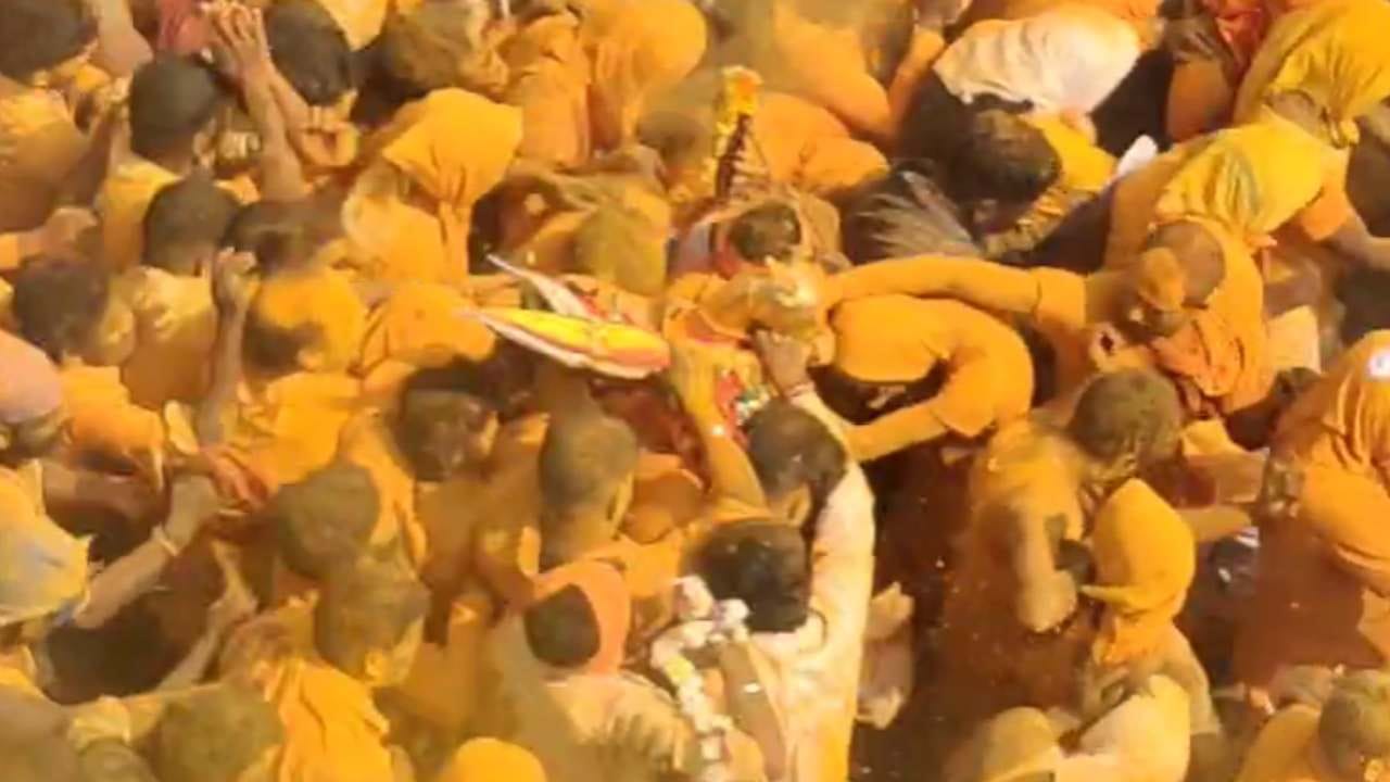 ಹೊನ್ನ ಕೆರೆಯಲ್ಲಿ ಮೈಲಾರಲಿಂಗನಿಗೆ ಗಂಗ ಸ್ನಾನವನ್ನ ಮಾಡಿಕೊಂಡು ಮತ್ತೆ ಮೆರವಣಿಗೆ ಮೂಲಕ ದೇವಸ್ಥಾನಕ್ಕೆ ಕರೆ ತರಲಾಗುತ್ತೆ. ಮೈಲಾರನ ಪೂಜಾರಿಗಳು ದಪ್ಪದಾದ ಕಬ್ಬಿಣದ ಸರಪಳಿಯನ್ನ ಒಂದೇ ಏಟಿಗೆ ತುಂಡರಿಸುತ್ತಾರೆ. ಇದು ಜಾತ್ರೆಯ ಪ್ರಮುಖ ವಿಶೇಷತೆ. ಇದನ್ನು ನೋಡಲು ಎರಡು ಕಣ್ಣು ಸಾಲದು.
