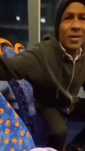 ಲಂಡನ್​ನಲ್ಲಿ ಬಸ್ಸಿನೊಳಗೆ ಯುವತಿಗೆ ಮುತ್ತು ಕೊಡಲು ಬಂದ ಅಪರಿಚಿತ ವ್ಯಕ್ತಿ