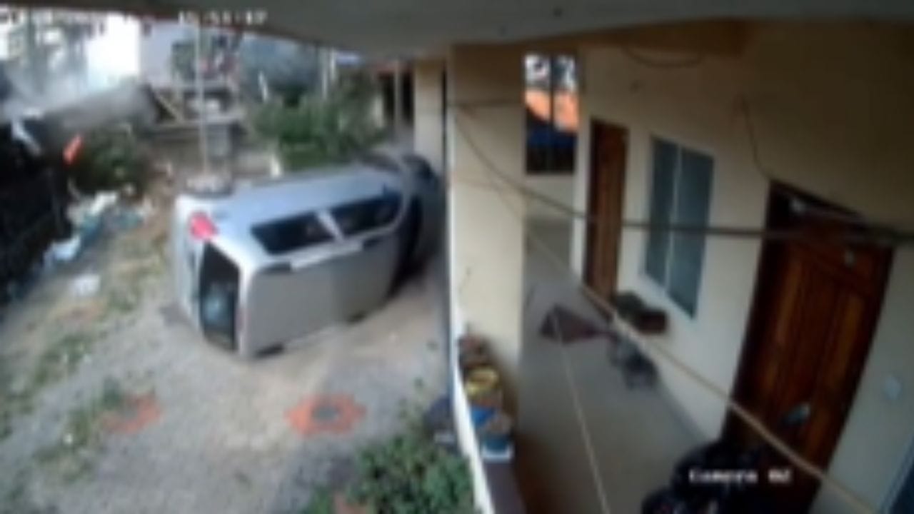 ಟೈರ್ ಸ್ಪೋಟಗೊಂಡು ಮನೆಯ ಆವರಣಕ್ಕೆ ಹಾರಿ ಬಂದು ಬಿದ್ದ ಕಾರು, ಭಯಾನಕ ವಿಡಿಯೋ ವೈರಲ್ ಟೈರ್ ಸ್ಪೋಟಗೊಂಡು ಮನೆಯ ಆವರಣಕ್ಕೆ ಹಾರಿ ಬಂದು ಬಿದ್ದ ಕಾರು, ಭಯಾನಕ ವಿಡಿಯೋ ವೈರಲ್