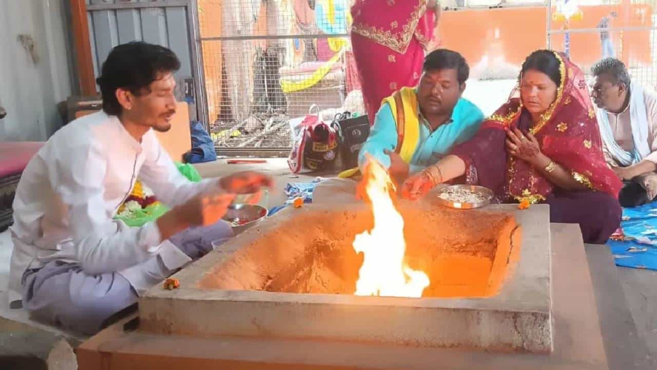 ಬಾಲ್ಯದ ಗೆಳೆಯನನ್ನು ಮದುವೆಯಾಗಲು ಹಿಂದೂ ಧರ್ಮಕ್ಕೆ ಮತಾಂತರಗೊಂಡ ಮುಸ್ಲಿಂ ಯುವತಿ ಬಾಲ್ಯದ ಗೆಳೆಯನನ್ನು ಮದುವೆಯಾಗಲು ಹಿಂದೂ ಧರ್ಮಕ್ಕೆ ಮತಾಂತರಗೊಂಡ ಮುಸ್ಲಿಂ ಯುವತಿ