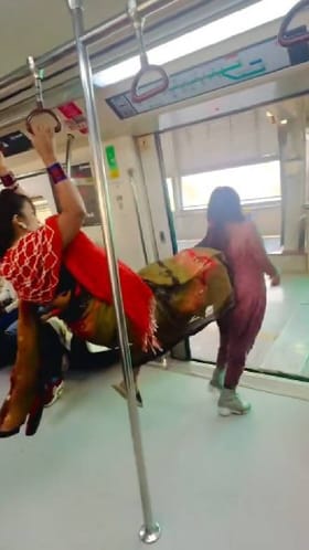 ಮೆಟ್ರೋದ ಬಾಗಿಲ ಬಳಿ ನಿಂತಿದ್ದ ಮಹಿಳೆಯನ್ನು ಹಿಂದಿನಿಂದ ಒದ್ದು ಬೀಳಿಸಿದ ಮಹಿಳೆ