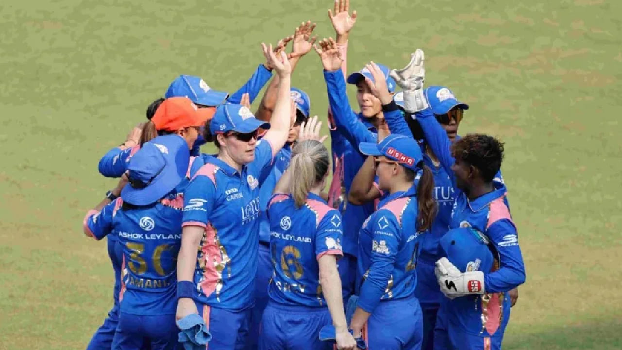 ಇಲ್ಲಿ ಮುಂಬೈ ಇಂಡಿಯನ್ಸ್ ತಂಡದ ಲೀಗ್ ಹಂತದ ಪಂದ್ಯಗಳು ಮುಗಿದಿರುವುದರಿಂದ ಎಲಿಮಿನೇಟರ್ ಸುತ್ತಿಗೆ ಅರ್ಹತೆ ಪಡೆಯಲು ಯುಪಿ ವಾರಿಯರ್ಸ್ ಹಾಗೂ ಡೆಲ್ಲಿ ಕ್ಯಾಪಿಟಲ್ಸ್ ನಡುವಣ ಪಂದ್ಯದ ಫಲಿತಾಂಶವನ್ನು ಎದುರು ನೋಡಬೇಕಿದೆ. ಈ ಪಂದ್ಯದಲ್ಲಿ ಮುಂಬೈ ಇಂಡಿಯನ್ಸ್ ಪಾಲಿಗೆ ಯಾರು ಗೆಲ್ಲಬೇಕು? ಯಾರು ಸೋಲಬೇಕು ಎಂದು ನೋಡುವುದಾದರೆ...