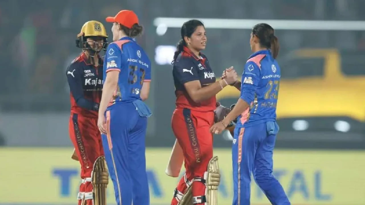 ಅಂದರೆ ವುಮೆನ್ಸ್ ಪ್ರೀಮಿಯರ್ ಲೀಗ್​ ಇತಿಹಾಸದಲ್ಲಿ 50 ಕ್ಕಿಂತ ಕಡಿಮೆ ಮೊತ್ತಕ್ಕೆ 5 ವಿಕೆಟ್ ಕಳೆದುಕೊಂಡು 150 ಕ್ಕಿಂತ ಅಧಿಕ ರನ್​ಗಳಿಸಿದ ಮೊದಲ ತಂಡವೆಂಬ ಭರ್ಜರಿ ದಾಖಲೆಯೊಂದು ರಾಯಲ್ ಚಾಲೆಂಜರ್ಸ್ ಬೆಂಗಳೂರು ತಂಡದ ಪಾಲಾಗಿದೆ. ಆರ್​ಸಿಬಿ ತಂಡವು ಮುಂಬೈ ಇಂಡಿಯನ್ಸ್ ವಿರುದ್ಧ ಕೇವಲ 35 ರನ್​ಗಳಿಗೆ 5 ವಿಕೆಟ್ ಕಳೆದುಕೊಂಡು ಅಂತಿಮವಾಗಿ 184 ರನ್​ಗಳಿಸಿ ಈ ವಿಶೇಷ ದಾಖಲೆಯನ್ನು ನಿರ್ಮಿಸಿದೆ.